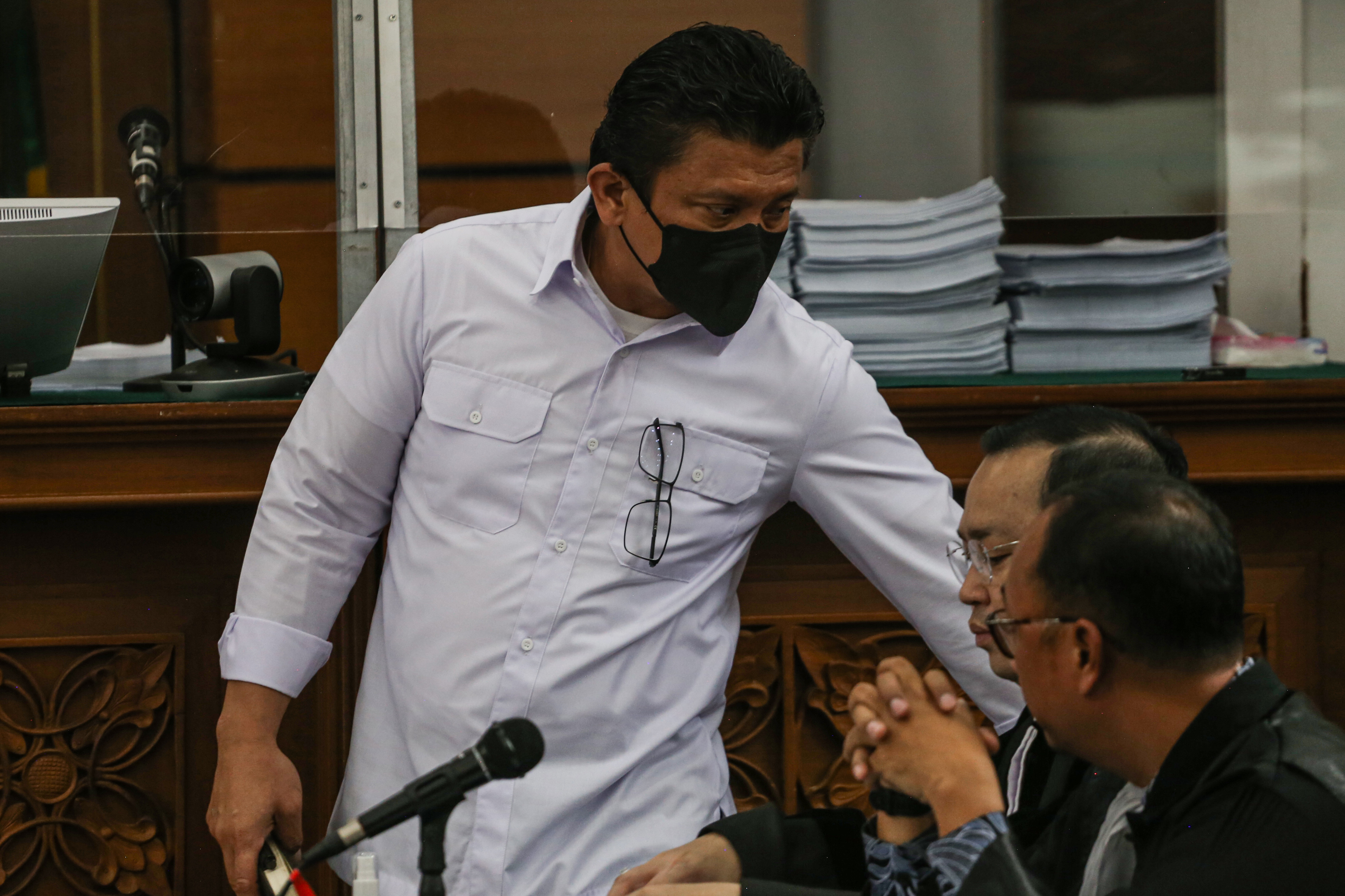 Terdakwa kasus pembunuhan Brigadir Yosua Hutabarat, Ferdy Sambo (kiri) mengikuti sidang lanjutan di PN Jakarta Selatan, Jakarta.