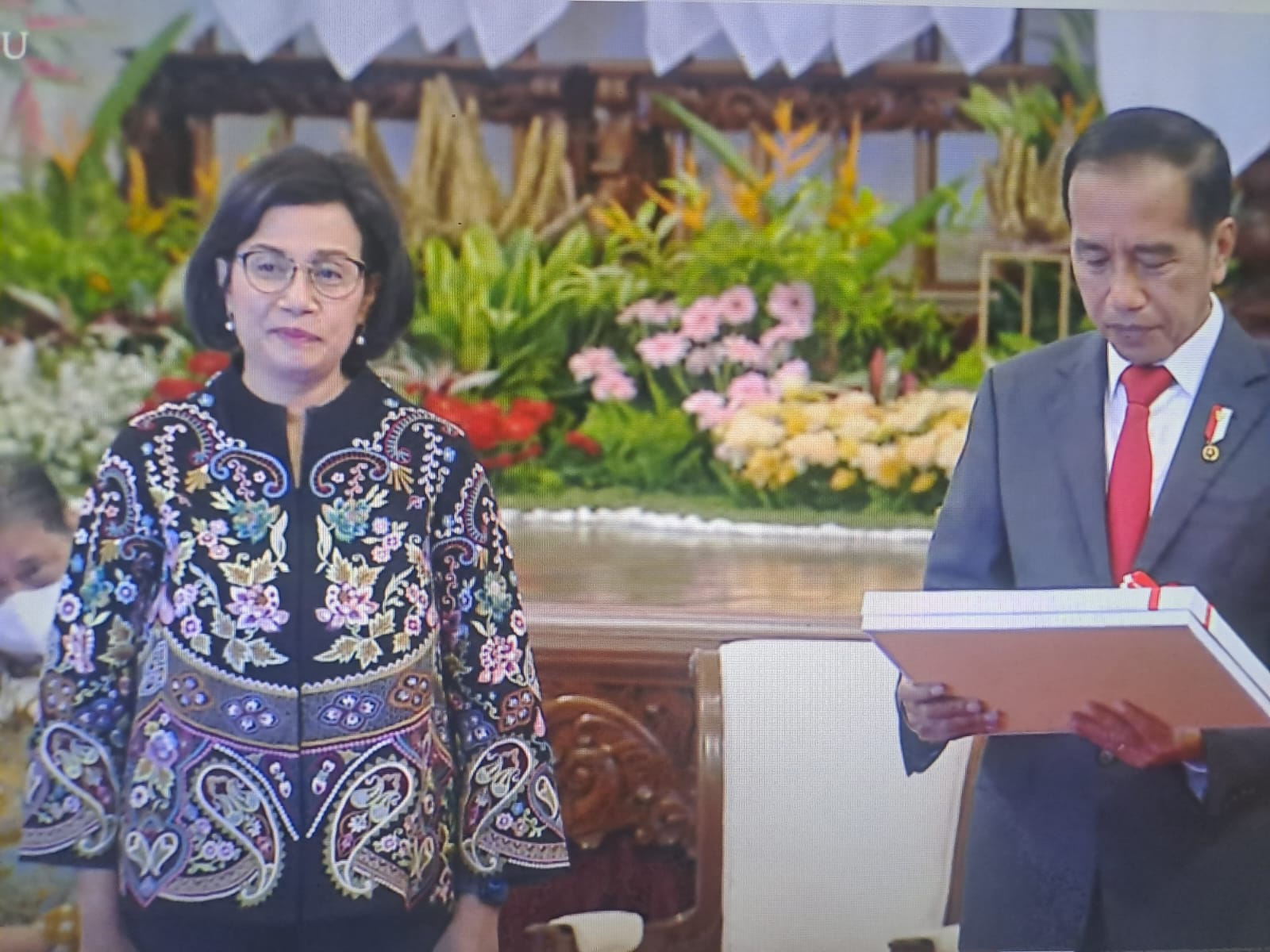 Presiden Joko Widodo didampingi Menkeu Sri Mulyani menyerahkan Daftar Isian Pelaksanaan Anggaran (DIPA) kepada Mendes PDT Abdul Halim Iskand