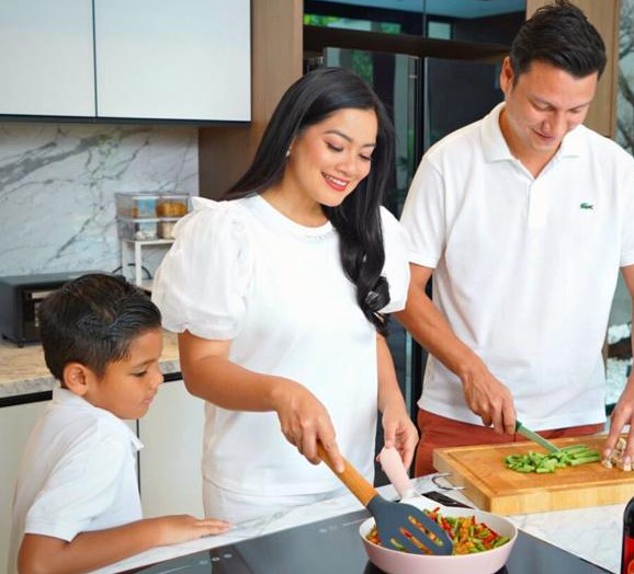 Dibutuhkan kolaborasi dan sinergi antar suami istri, termasuk dalam hal berbagi peran dalam pekerjaan rumah tangga, misalnya dengan memasak.