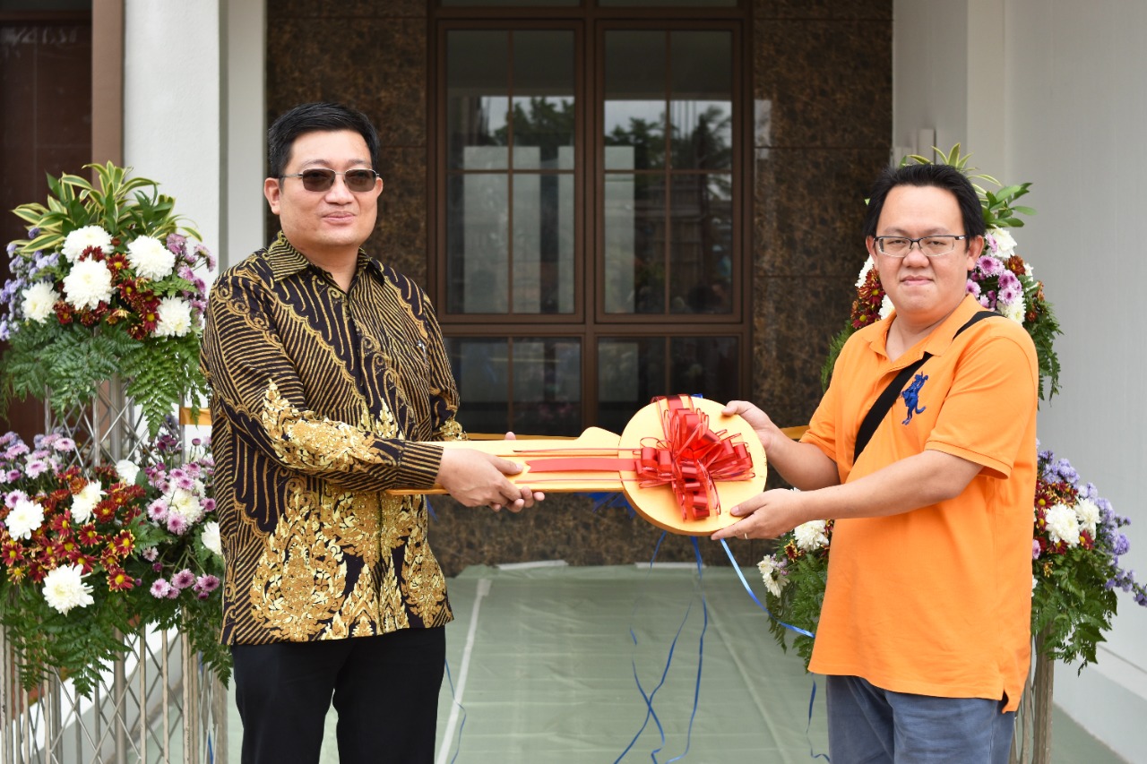 Penyerahan unit Klaster Kayuwangi dan Klaster Kertawijaya secara simbolis kepada konsumen.