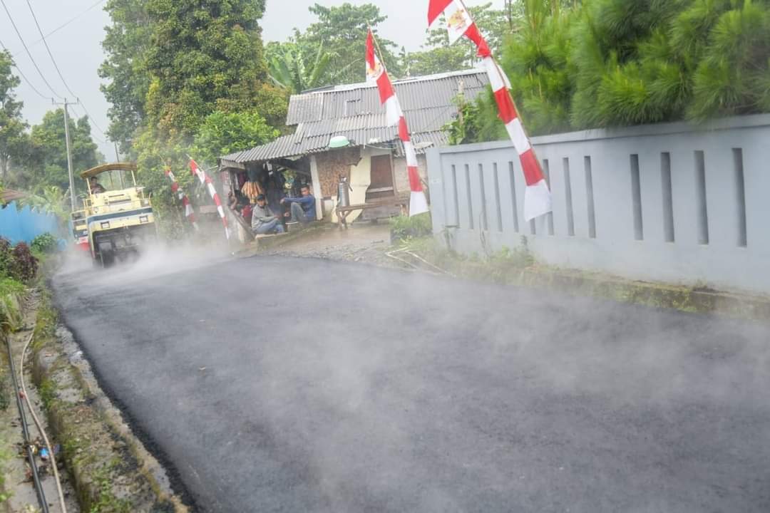 Ilustrasi: perbaikan jalan dengan pengaspalan.