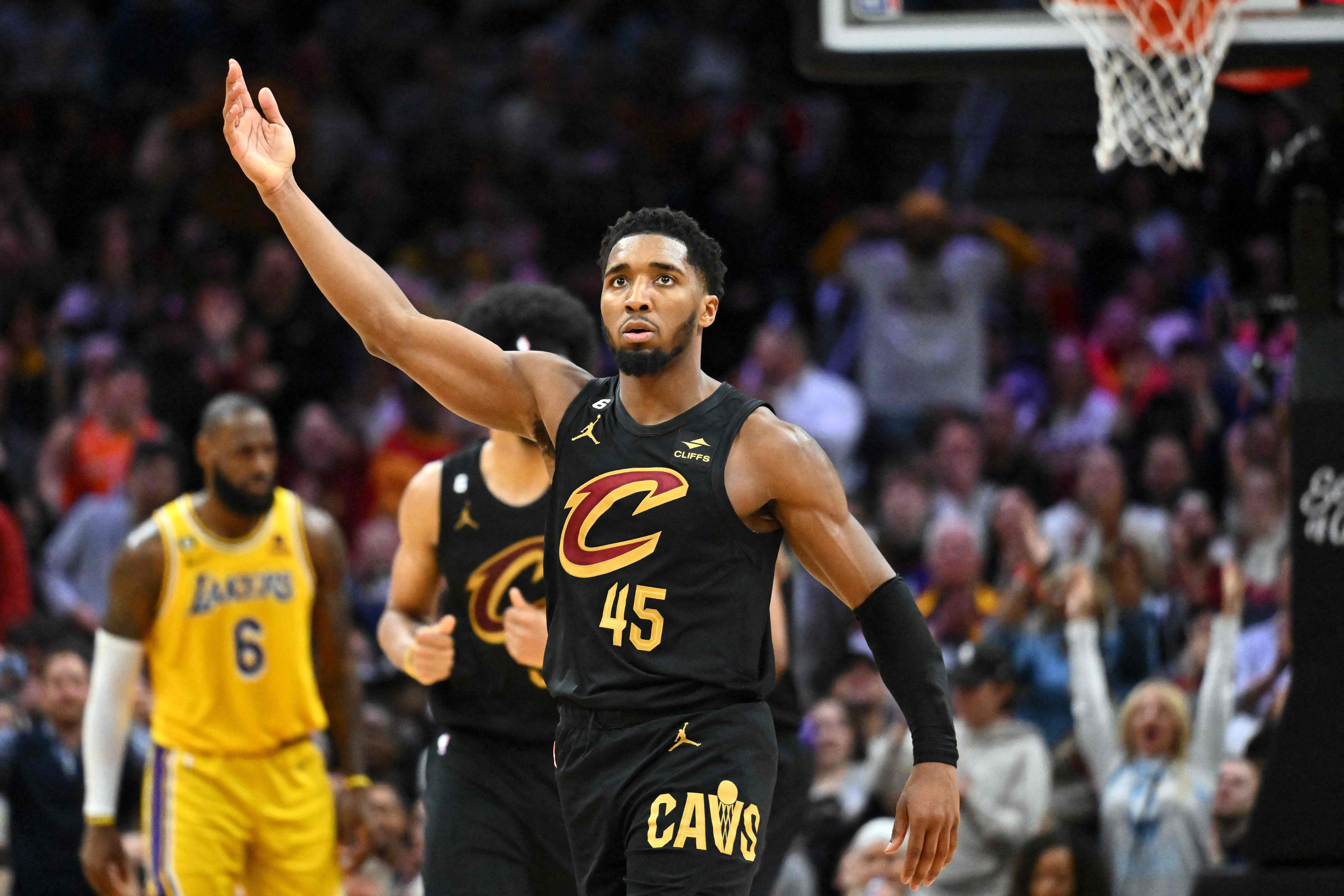 Pemain Cleveland Cavaliers Donovan Mitchell melakukan selebrasi