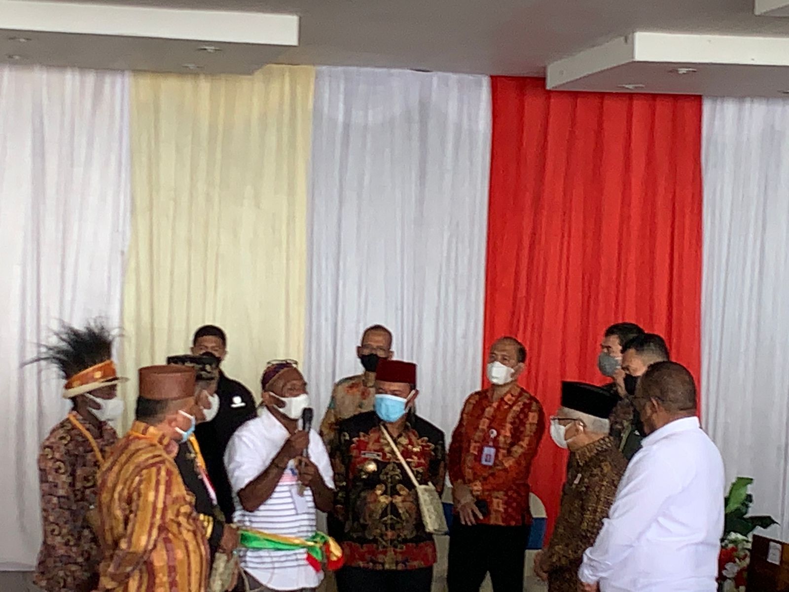 Sejumlah tokoh dan pimpinan adat melakukan audiensi dengan Wakil Presiden Ma'ruf Amin di Kaimana, Papua Barat.