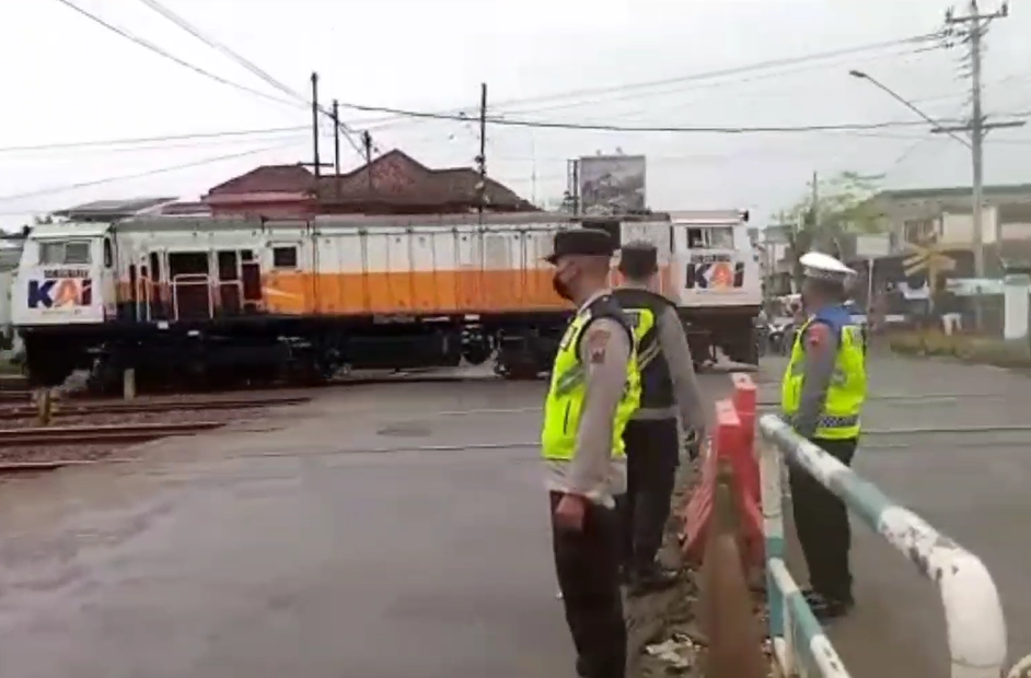 Terobos Palang Pintu Kereta Api, Pengendara Sepeda Motor Tertabrak