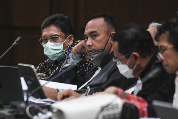 Mantan Dirjen Perdagangan Luar Negeri Kementerian Perdagangan Indrasari Wisnu Wardhana (kiri) menjalani sidang lanjutan izin ekspor CPO