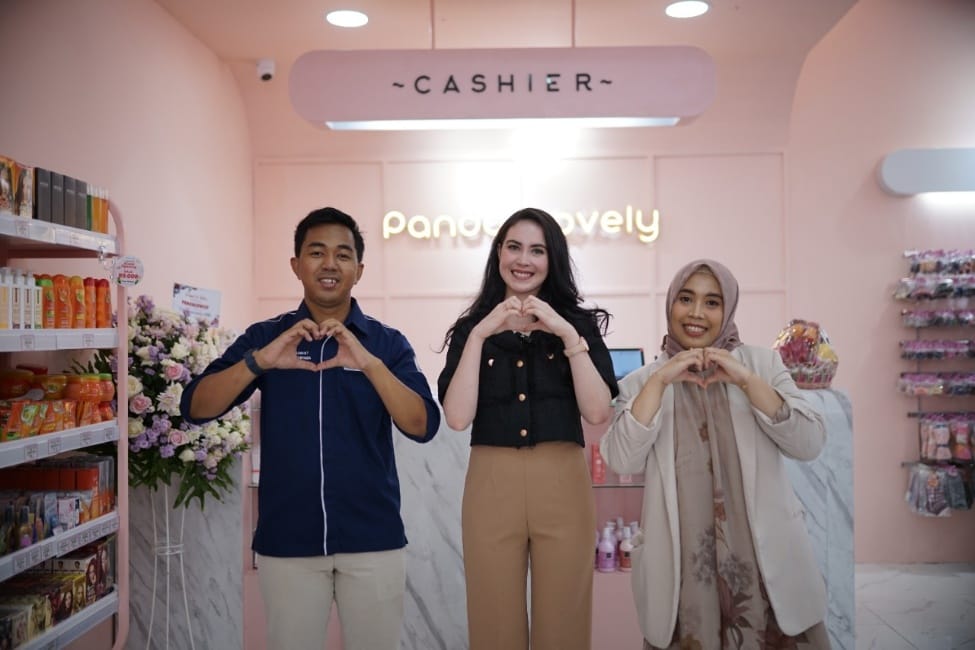 Pemilik Panda Lovely Siti Sholikah dan Indra bersama Arumi Bachsin, Istri Wakil Gubernur Jatim (tengah). 