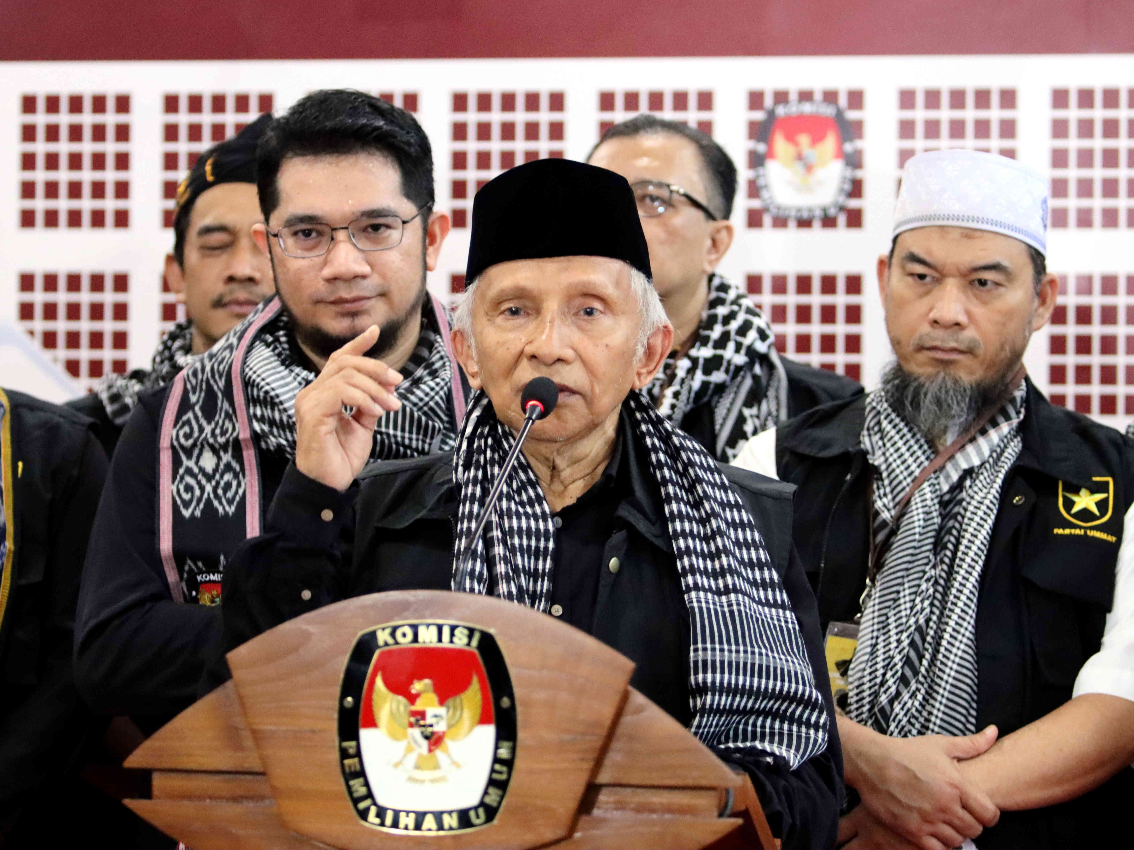 Ketua Majelis Syuro Partai Ummat Amien Rais (tengah) menyampaikan sambutan saat penyerahan berkas pendaftaran sebagai partai politik.