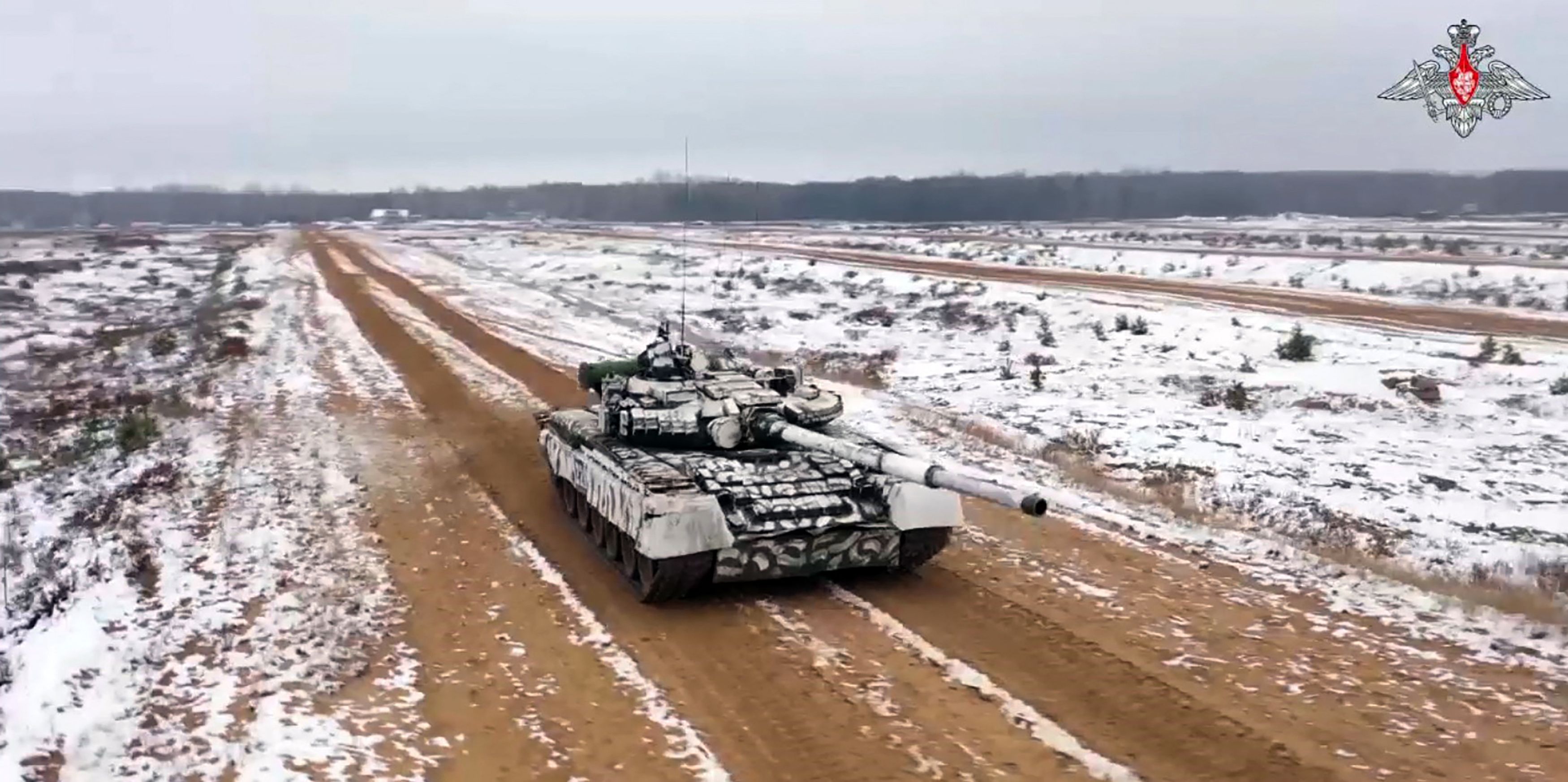 Tank milik pasukan militer Rusia melakukan latihan tempur di wilayah Belarus pada Senin (19/12/2022). 