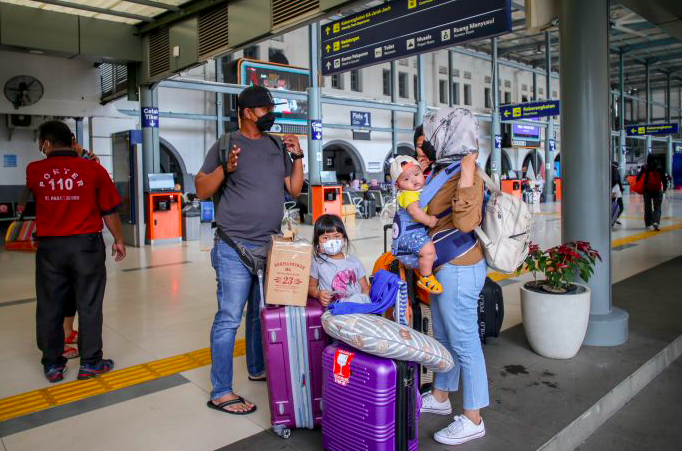Pemudik menunggu kereta api Sawunggalih dari Kutoarjo tiba di Stasiun Pasar Senen, Jakarta, Senin (3/1/2022).