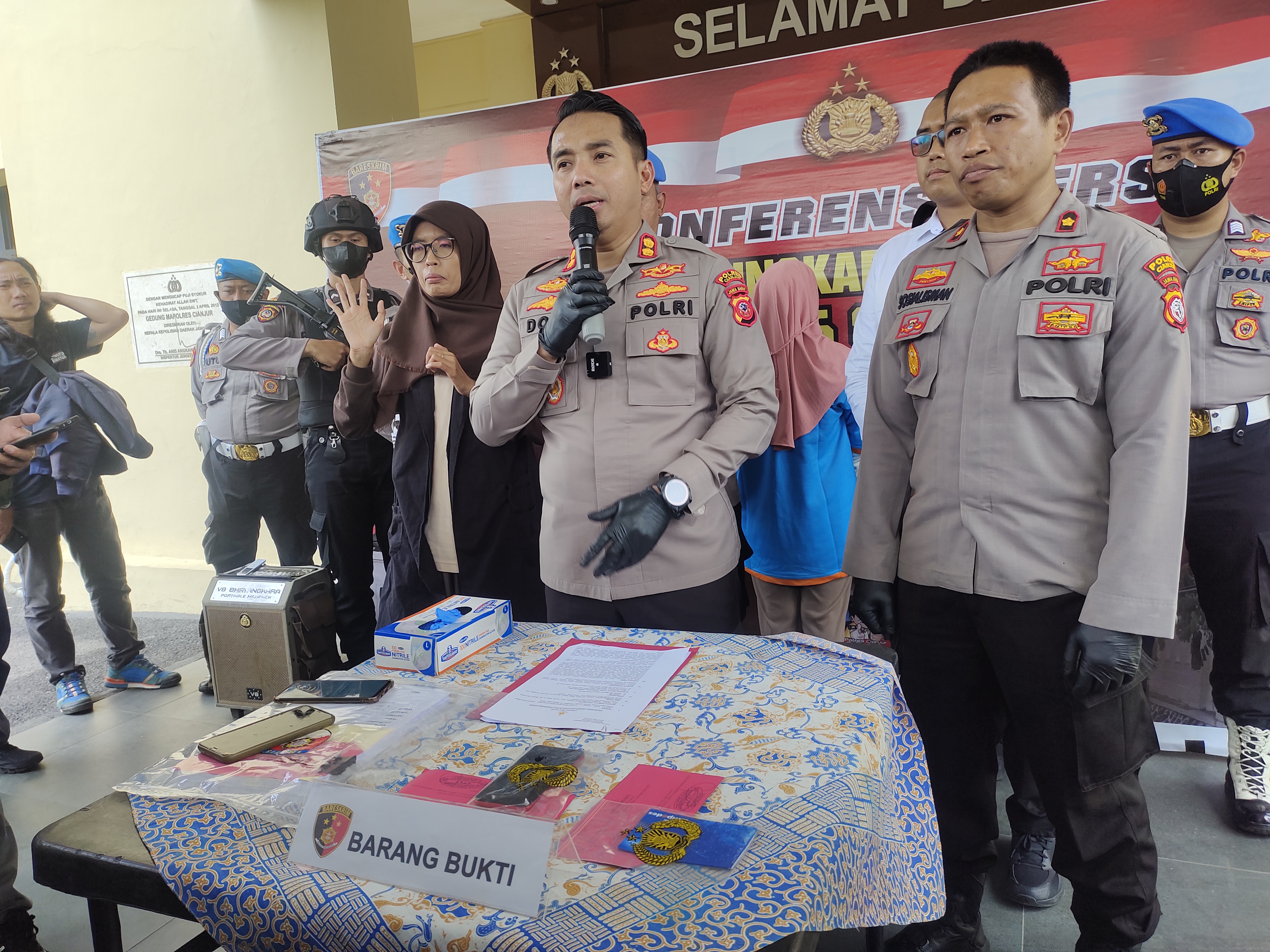 Widi Asgaranis (ketiga dari kanan) sedang menerjemahkan bahasa verbal Kapolres Cianjur Ajun Komisaris Besar Doni Hermawan melalui isyarat sa