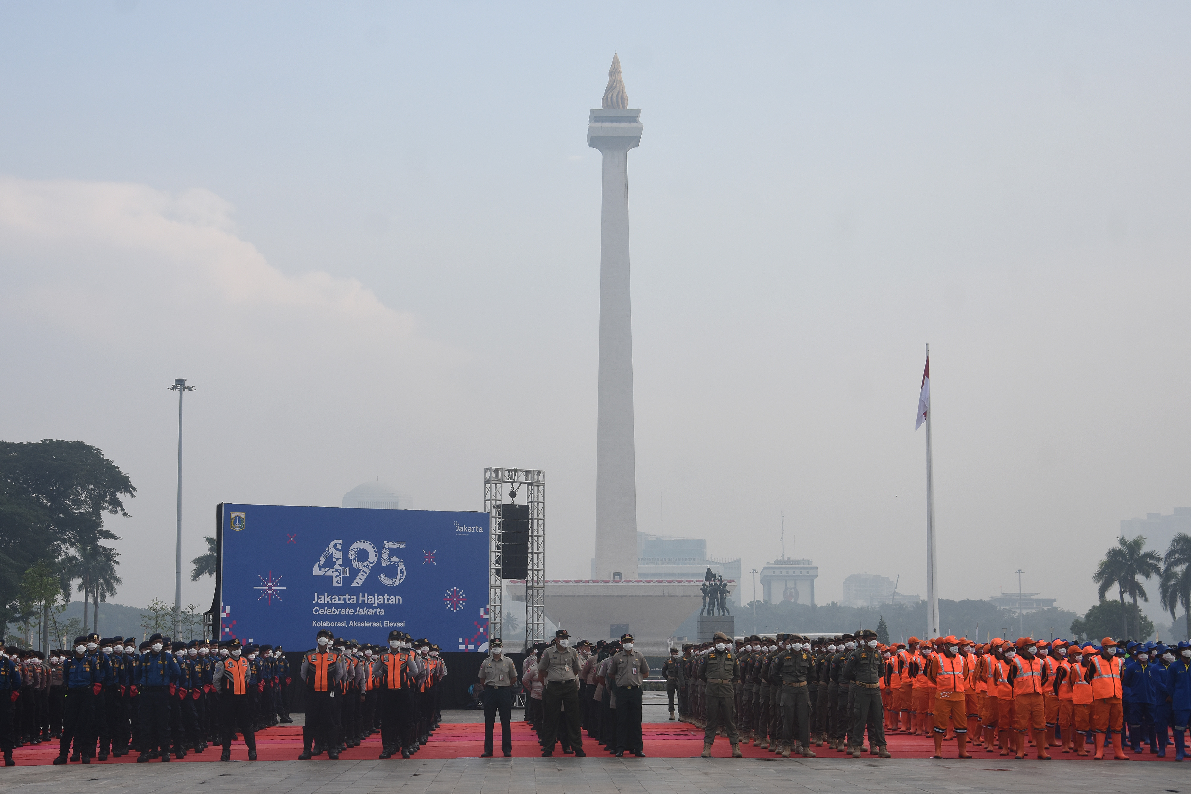Satuan Kerja Perangkat Daerah (SKPD) Provinsi DKI Jakarta mengikuti upacara HUT ke-495 Kota Jakarta di kawasan Monas, Jakarta, Rabu (22/6/20