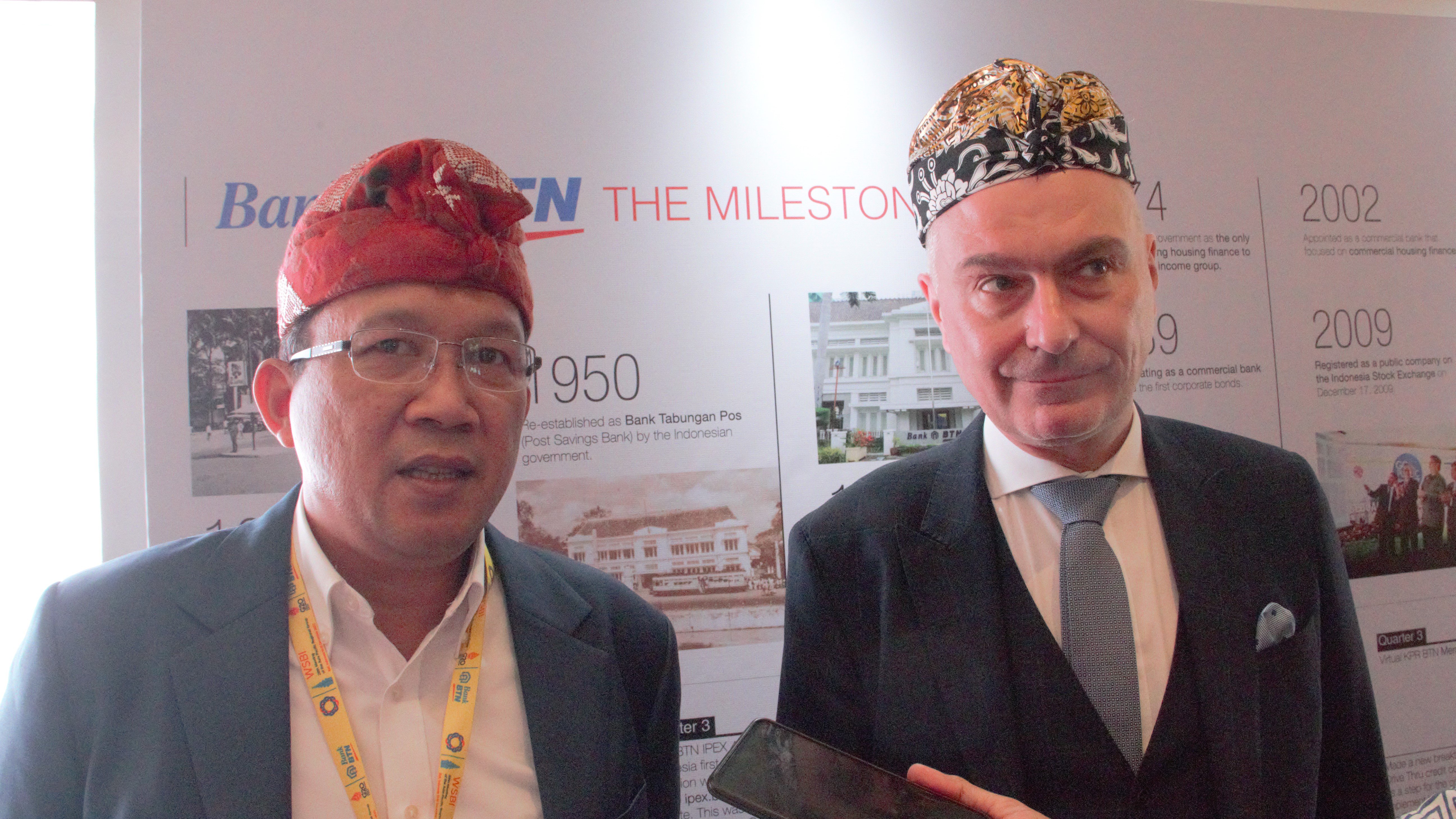 Direktur Utama Bank BTN Haru Koesmahargyo dan  Managing Director WSBI European Saving & Retail Bank, Peter Simon.