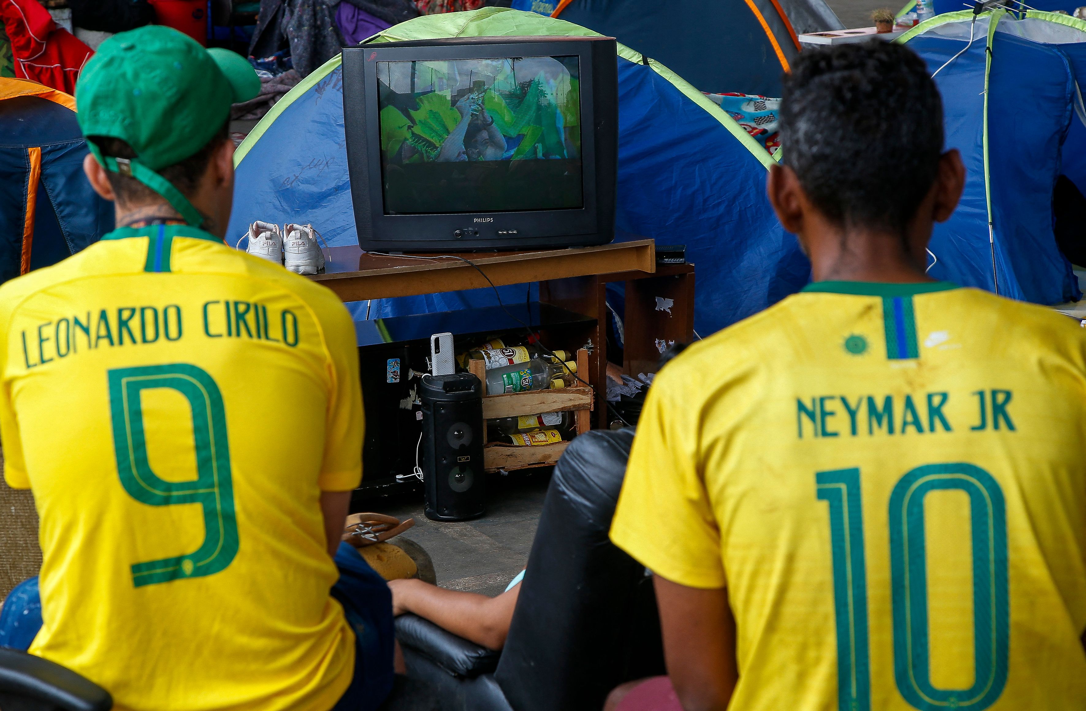 Ilustrasi--warga menonton laga Piala Dunia 2022 antara Brasil dan Swiss di Sao Paulo, Brasil.