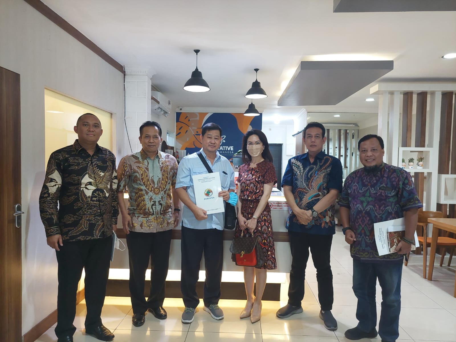 Direksi PHI Group,  PT Artha Utama Foodindo dan pengurus Dekopin DKI Jakarta saat berkunjung ke storage AICE di Tangerang