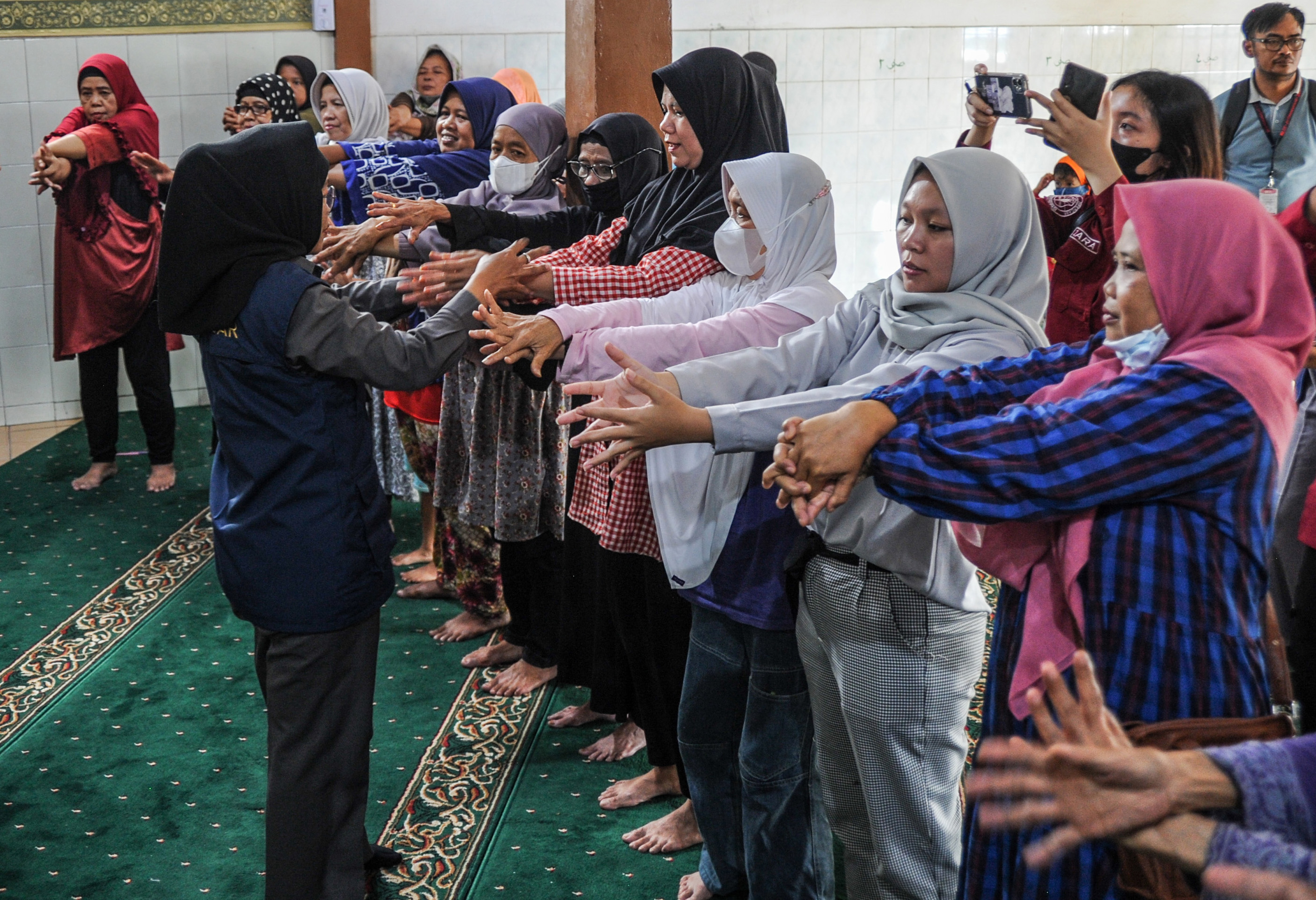 Sejumlah warga mengikuti trauma healing dari tim psikologi Biddokkes Polda Jabar di Astanaanyar, Bandung, Jawa Barat, Kamis (8/12/2022)