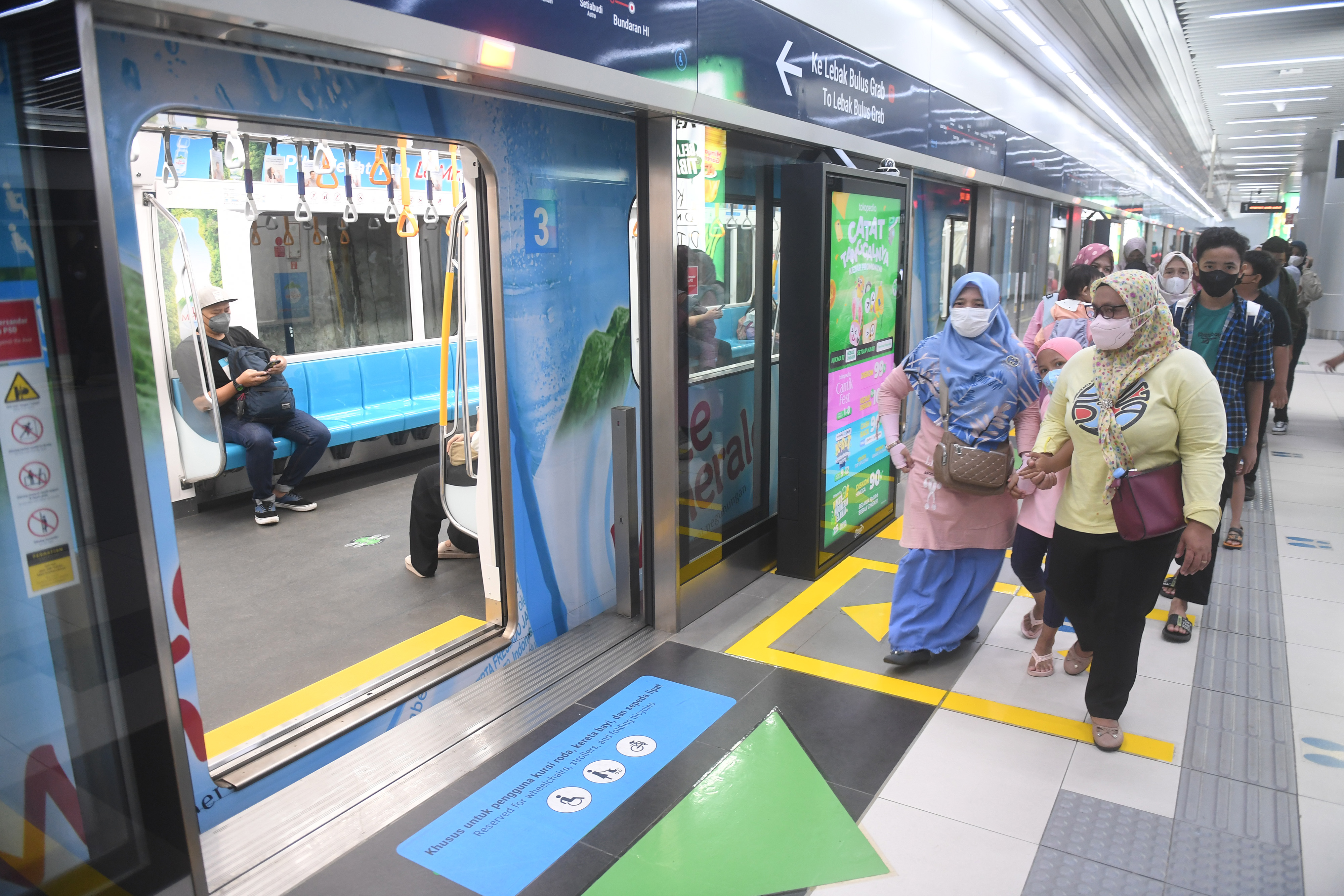 Penumpang berjalan turun dari atas MRT di Stasiun MRT Bundaran HI, Jakarta.