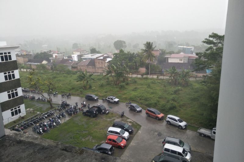 Hujan di depan Kantor Bupati Lombok Tengah, NTB.