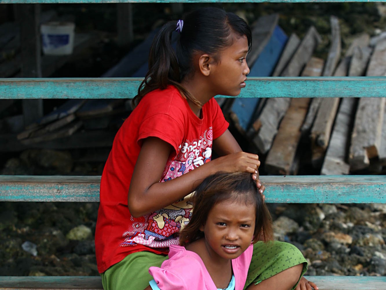 Ilustrasi: Dua anak tengah bersantai di perkampungan suku Bajo, Desa Sama Bahari, Wakatobi, Sulawesi Tenggara.