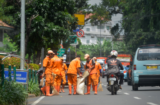  Petugas Pemelihara Prasarana dan Sarana Umum (PPSU) DKI membersihkan jalanan di kawasan Senen, Jakarta.