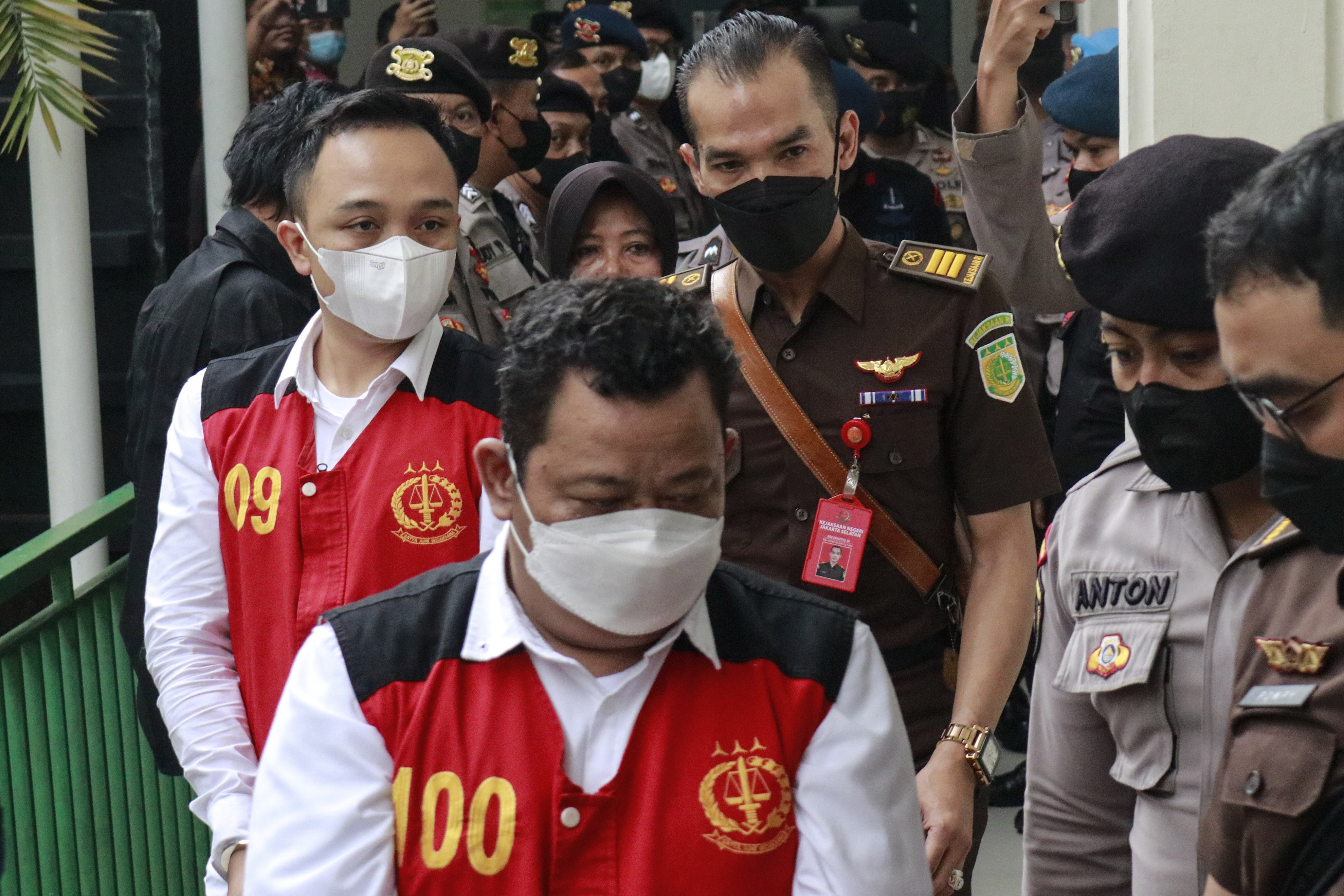 Terdakwa kasus pembunuhan berencana terhadap Brigadir Nofriansyah Yosua Hutabarat (Brigadir J), Ricky Rizal (kiri) dan Kuat Ma'ruf