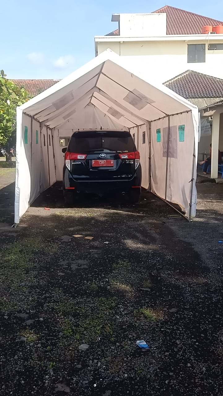 Mobil dinas Kepala Bapelitbangda Kabupaten Cianjur terparkir di bawah tenda bantuan di halaman parkir belakang kantor, Kamis (15/12).