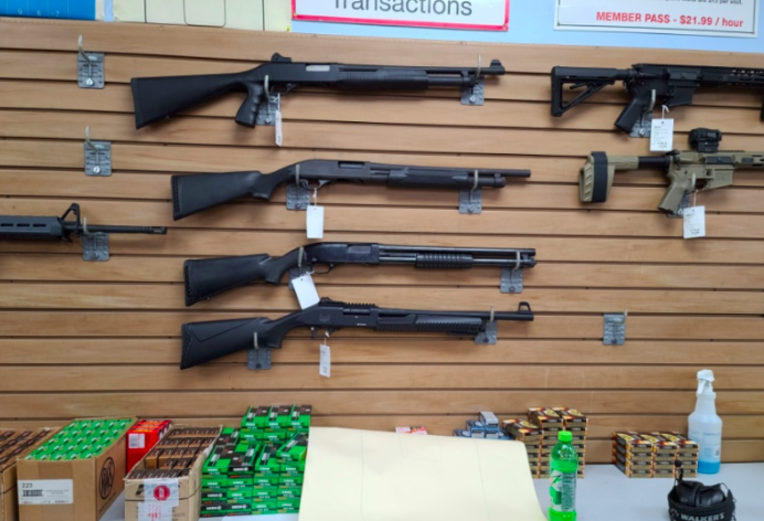 Deretan senjata yang dipajang di sebuah toko senjata di Amerika Serikat. 