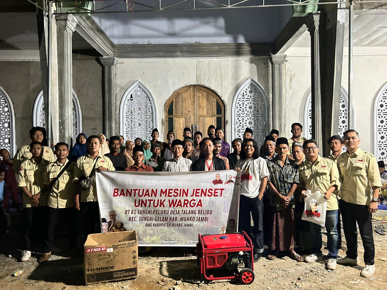 Relawan Orang Muda Ganjar (OMG) Provinsi Jambi, bantuan mesin genset dan lampu kepada warga di Desa Talang Belido Kecamatan Sungai Gelam, Ka