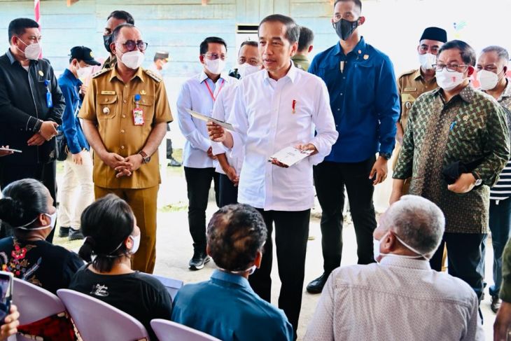 Presiden Joko Widodo saat menyalurkan bantuan langsung tunai BLT BBM kepada masyarakat di Halmahera Barat