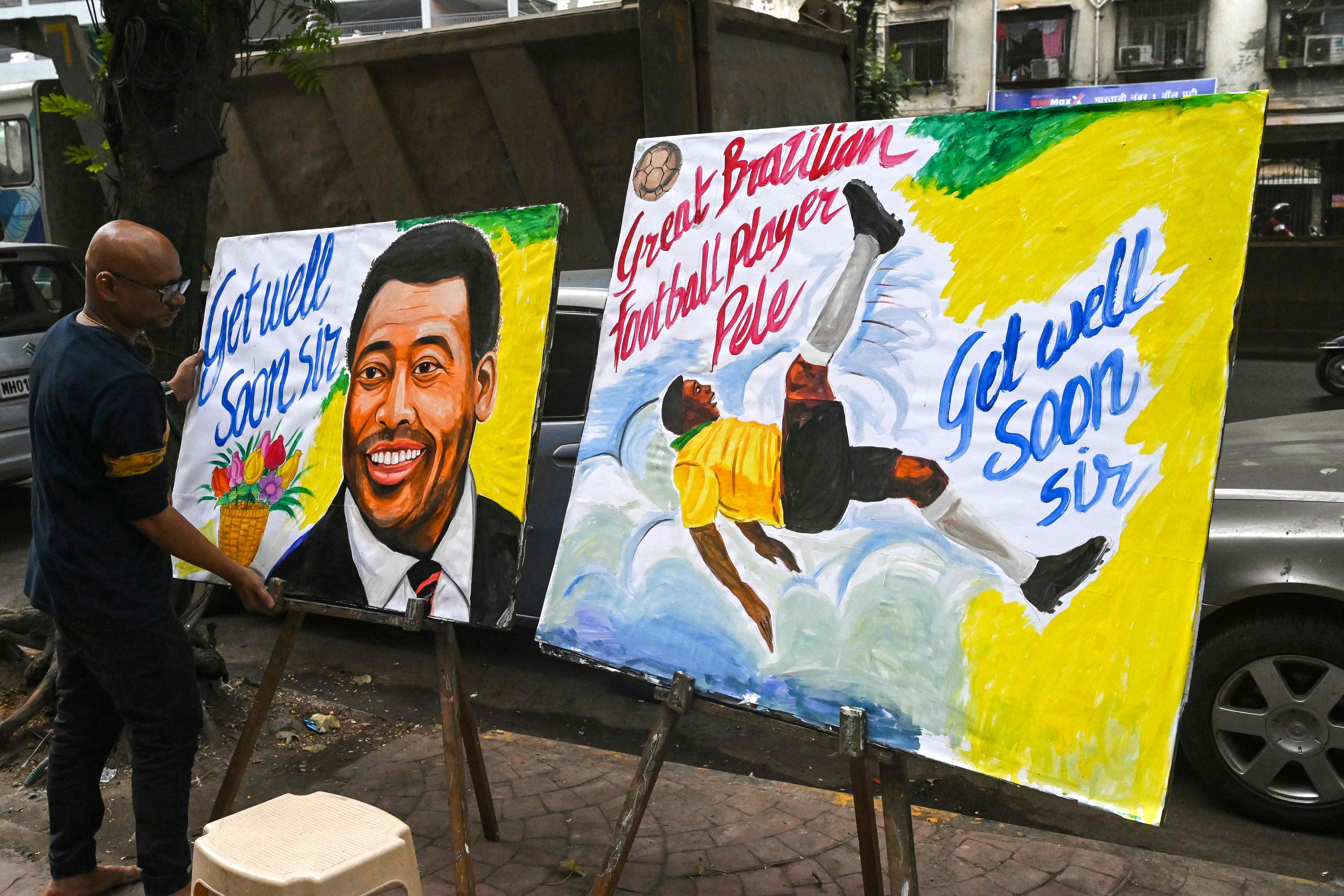 Seorang seniman di Mumbai, India memamerkan lukisan yang dibuatnya untuk mendoakan kesembuhan Pele