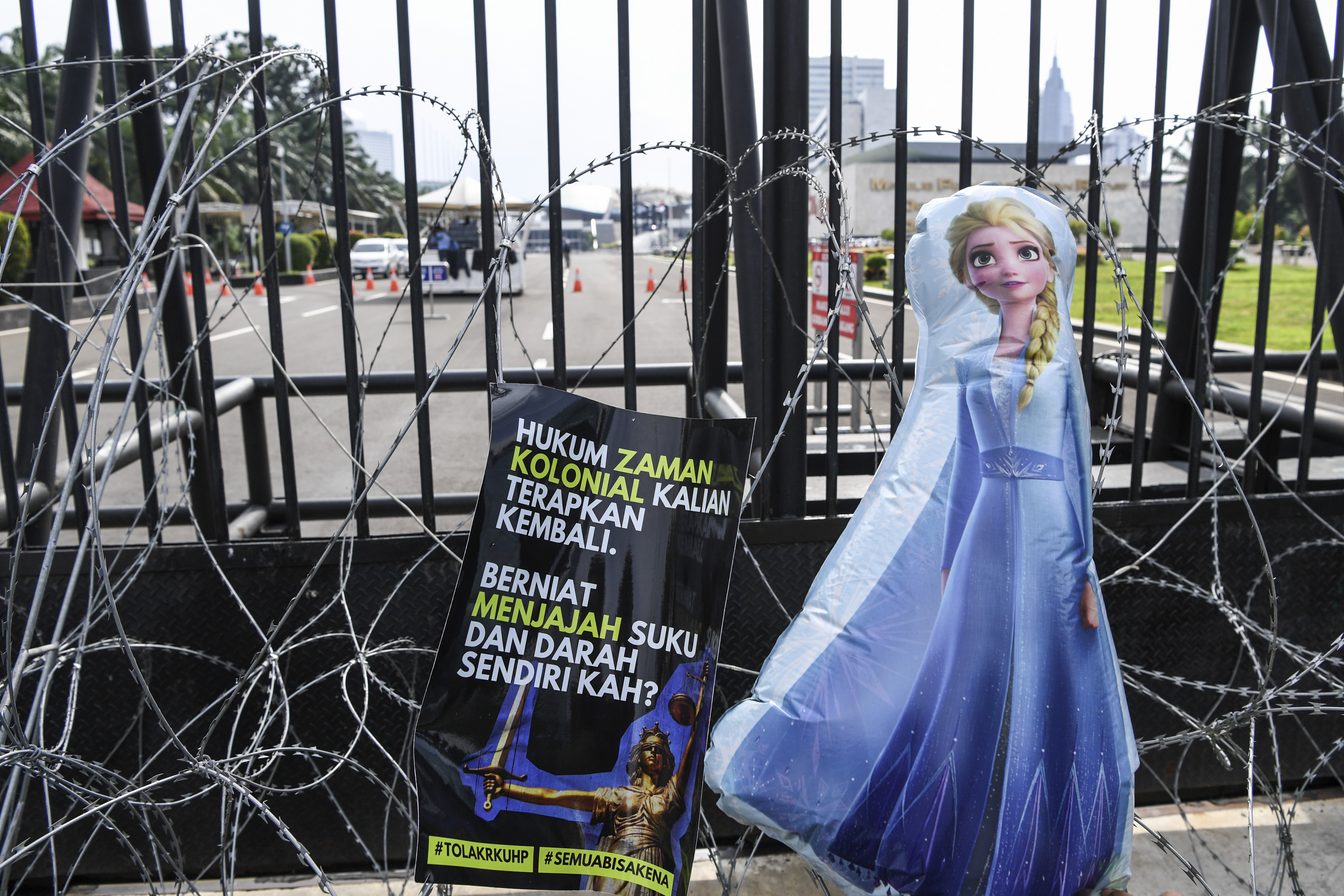 Poster penolakan terhadap pengesahan UU KUHP versi terbaru.