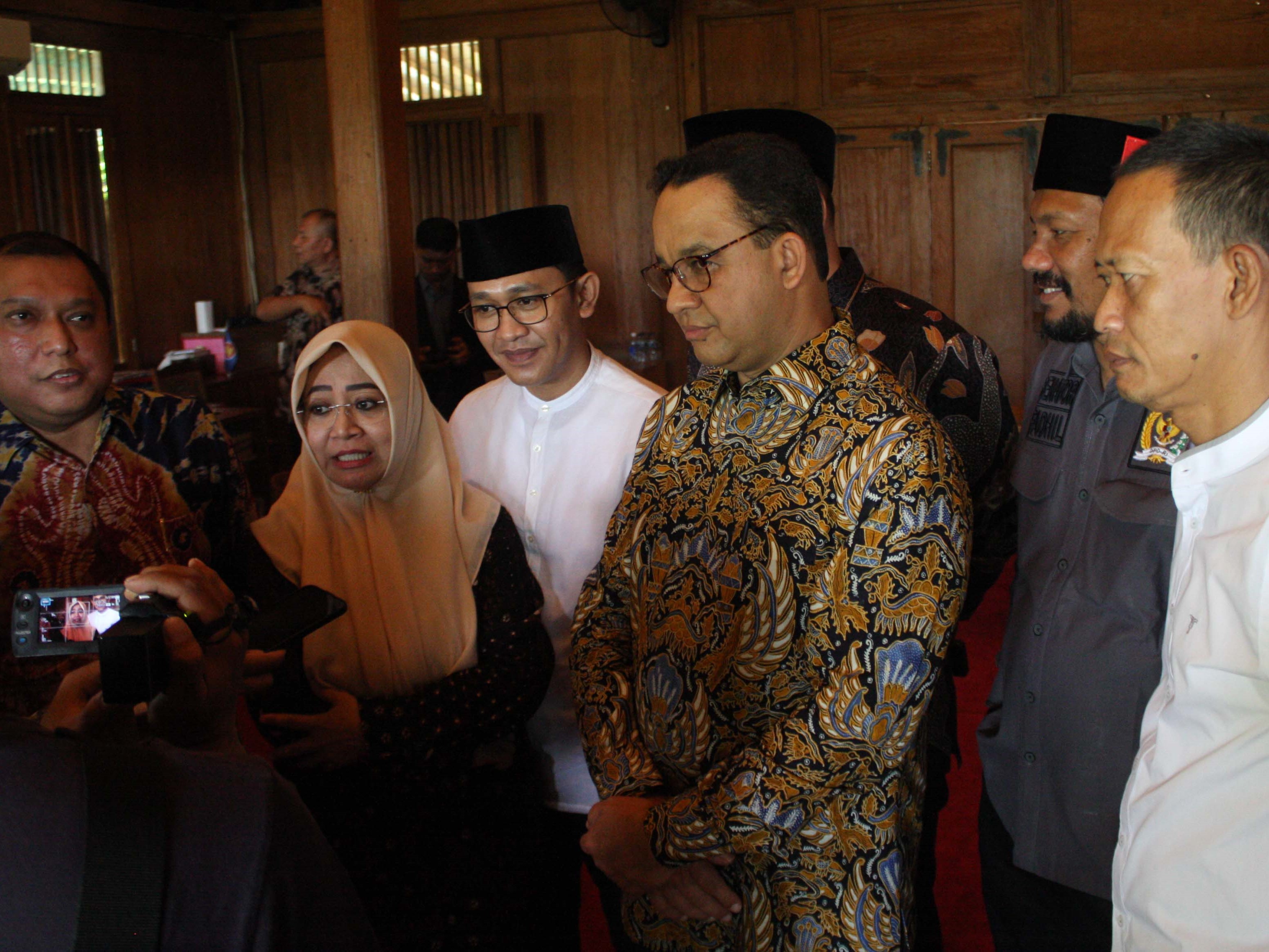 Calon presiden Partai NasDem Anies Baswedan bersama anggota DPD memeberikan keterangan setelah pertemuan.