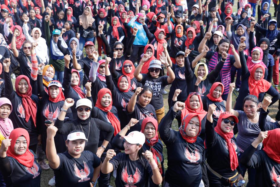 Ribuan orang memadati Alun-alun Karanganyar di Kecamatan Karanganyar, Kabupaten Karanganyar, Jawa Tengah, pada Minggu (4/12/2022)