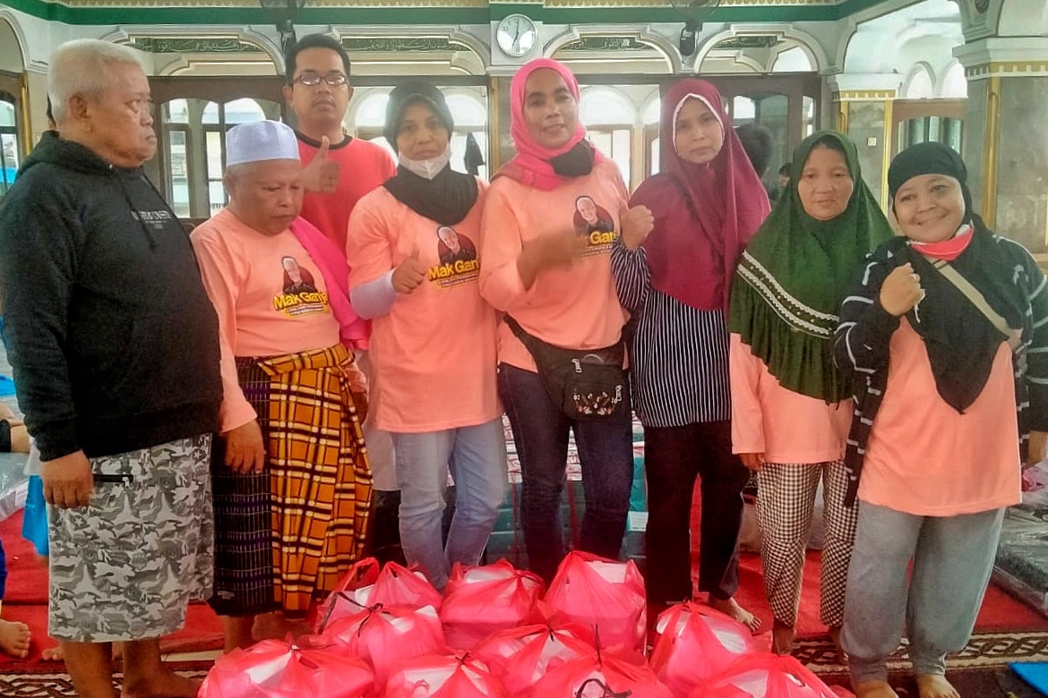 Relawan Mak Ganjar memberikan bantuan kepada warga yang mengungsi akibat kebakaran yang terjadi di Kelurahan Bangka Kecamatan Mampang, Jakar