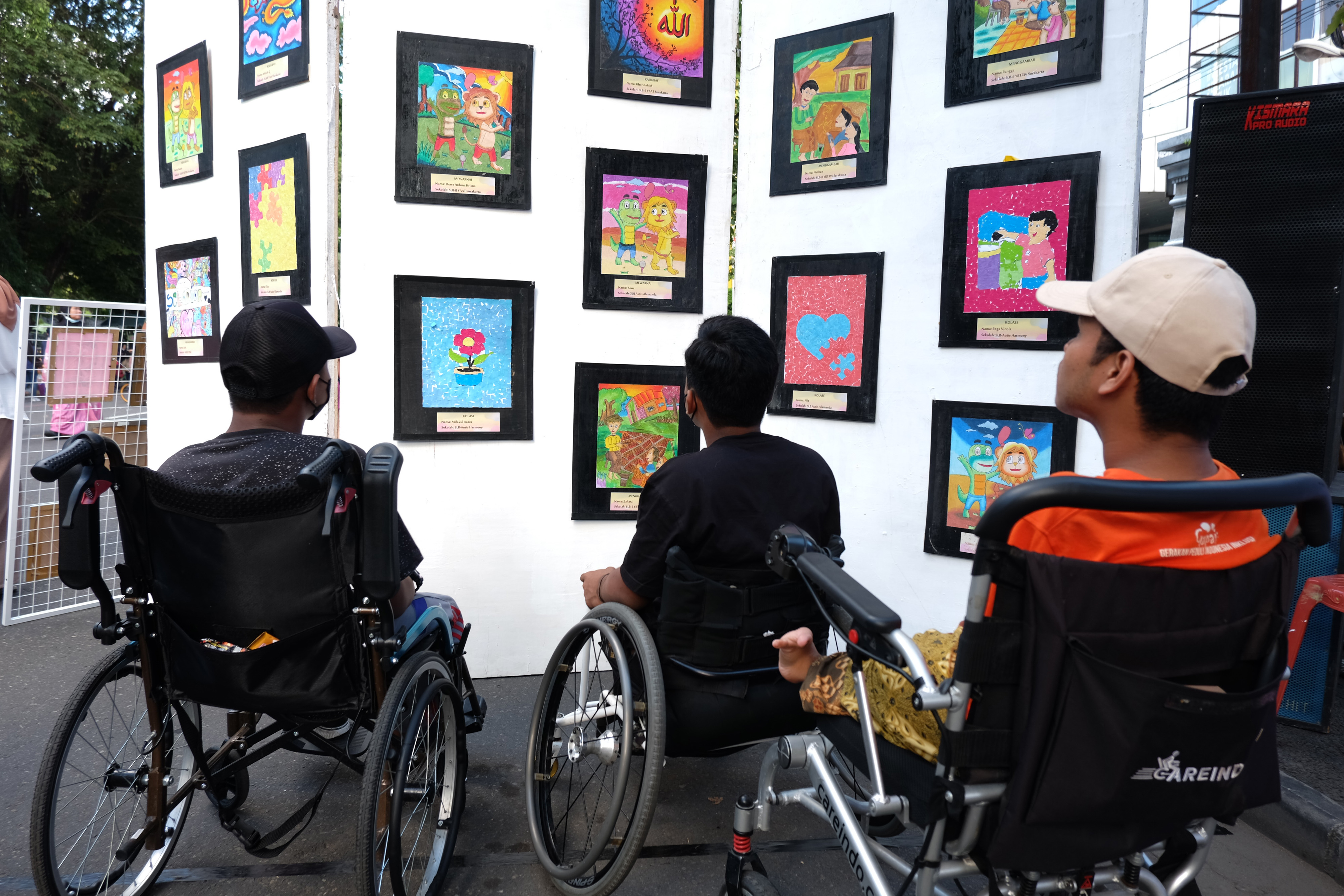 Lukisan karya siswa Sekolah Luar Biasa (SLB) dipamerkan pada peringatan Hari Disabilitas Internasional di Solo, Jawa Tengah, Minggu (18/12)