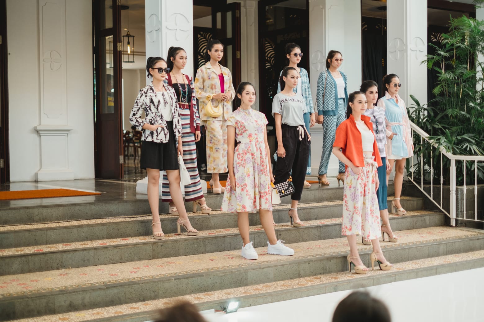 Sejumlah peragawati memamerkan produk Lavaluc