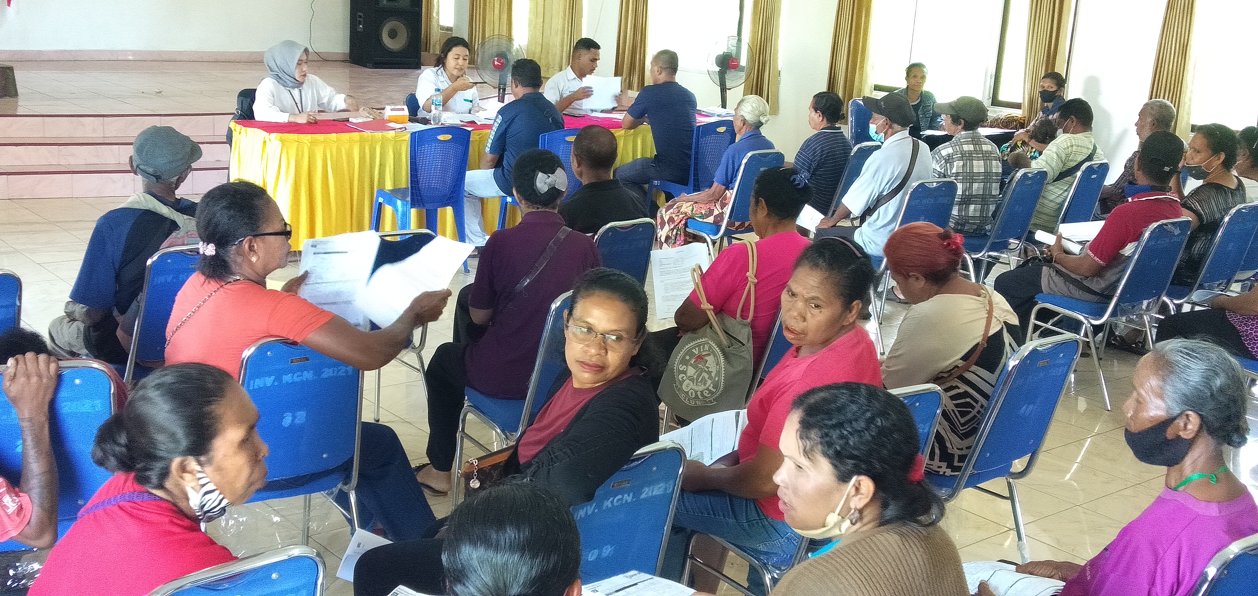 Penyaluran BPNT kepada masyarakat di Kelurahan Lewoleba barat dilaksanakan BRI di aula kantor Camat Nubatukan, Selasa (6/12/2022)