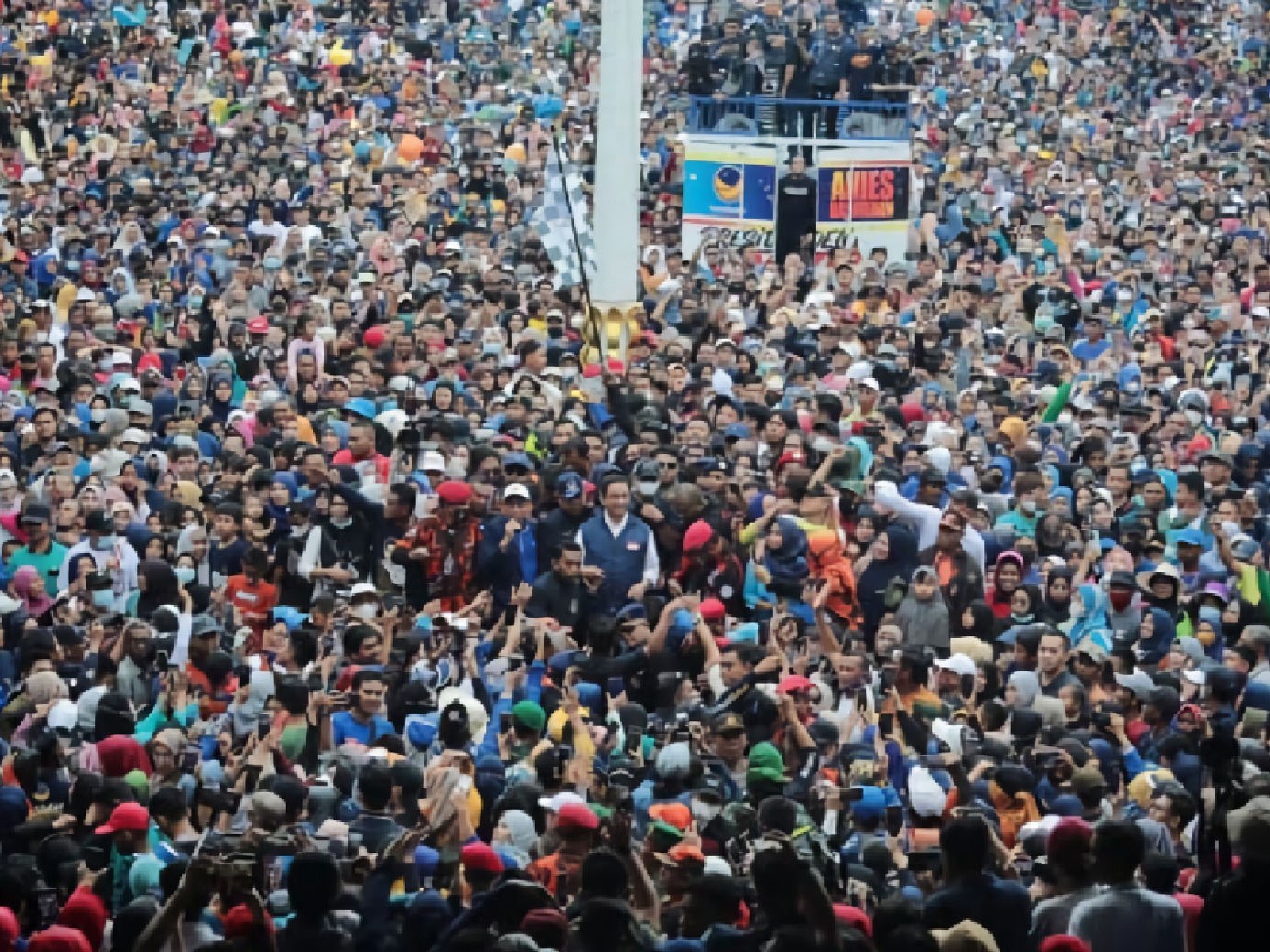 Puluhan ribu simpatisan Anies Baswedan memenuhi lapangan Alun-Alun Citra Mas di Kecamatan Pangkajene, Kabupaten Pangkep, Sulawesi Selatan.