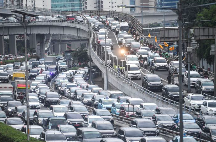 Kendaraan terjebak kemacetan di Jalan Gatot Subroto, Jakarta, beberapa waktu lalu.