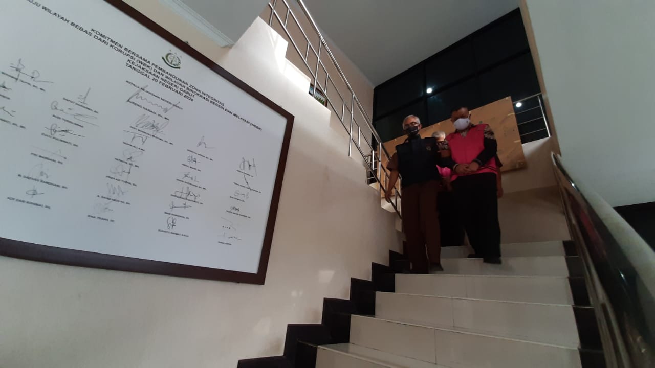 Kades Karyasari, Kecamatan Cibalong, Kabupaten Garut, Jawa Barat berinisial K ditetapkan tersangka dugaan korupsi dana desa dan ditahan