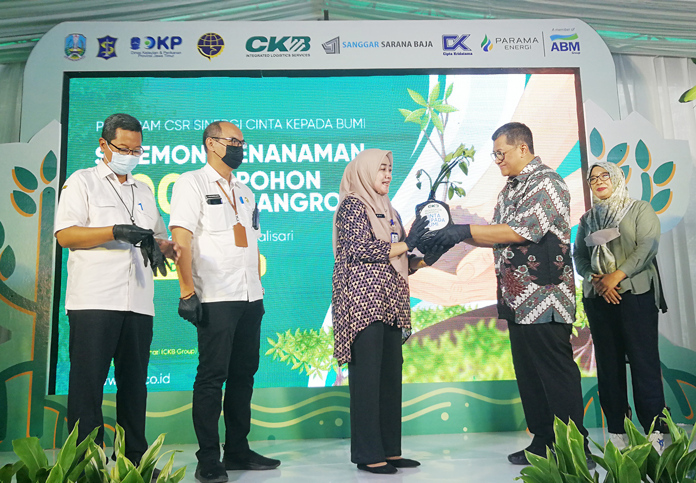 Seremoni penanaman pohon mangrove secara simbolis ditandai penyerahan pohon mangrove dari CKPB Group kepada Pemda Jatim di Surabaya. 
