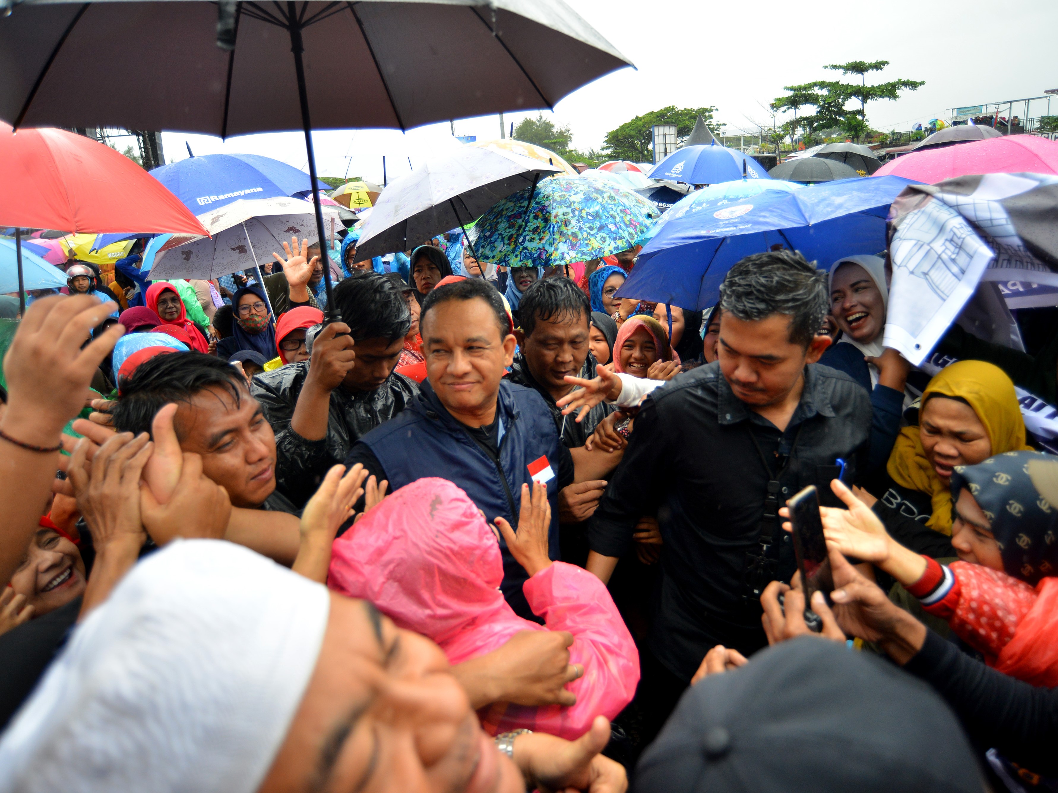 Bakal Calon Presiden dari Partai NasDem Anies Baswedan disambut warga yang ingin bersalaman seusai orasi di Pantai Padang, Sumatra Barat.