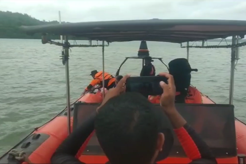 Tim SAR gabungan Kabupaten Kepulauan Selayar masih terus melakukan upaya pencarian terhadap enam ABK lain yang dinyatakan hilang. 