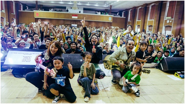 Band Kotak tampil menghibur ribuan Mitra Grab di acara Hajatan yang berlangsung di Balai Komando Kopassus, Cijantung, Jakarta. 