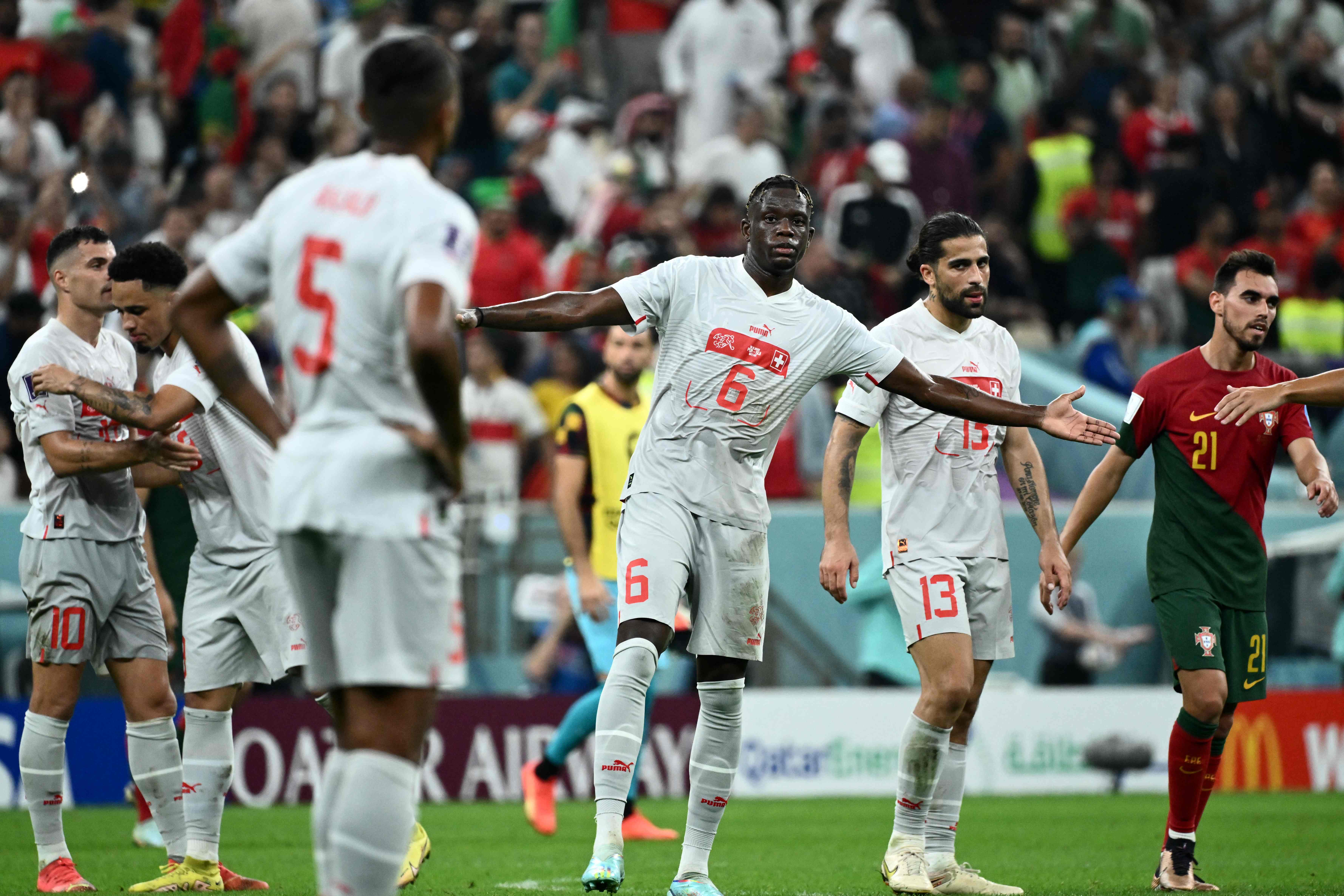 Para pemain Swiss bereaksi usai kalah 6-1 dari Portugal di babak 16 besar Piala Dunia 2022, Selasa (6/12).