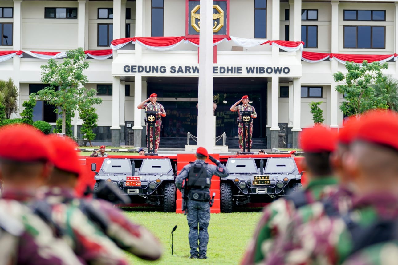 Kapolri Jenderal Listyo Sigit Prabowo dan Panglima TNI Laksamana Yudo Margono disematkan Baret Merah dan Brevet Kopassus.