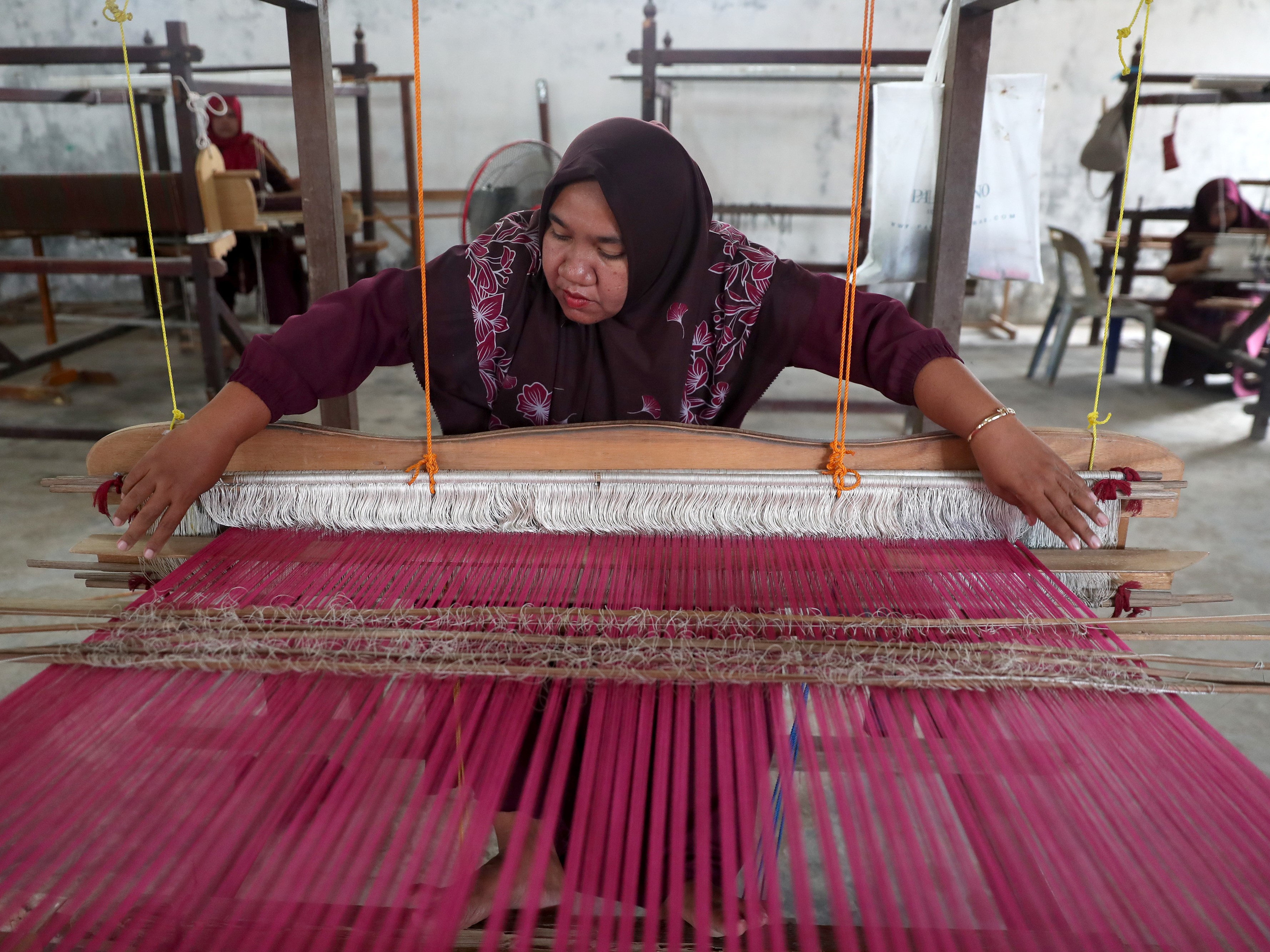 Perajin menyelesaikan kain tenun songket tradisional motif Aceh di Desa Lamgugob, Banda Aceh, Aceh, Selasa (6/12/2022).