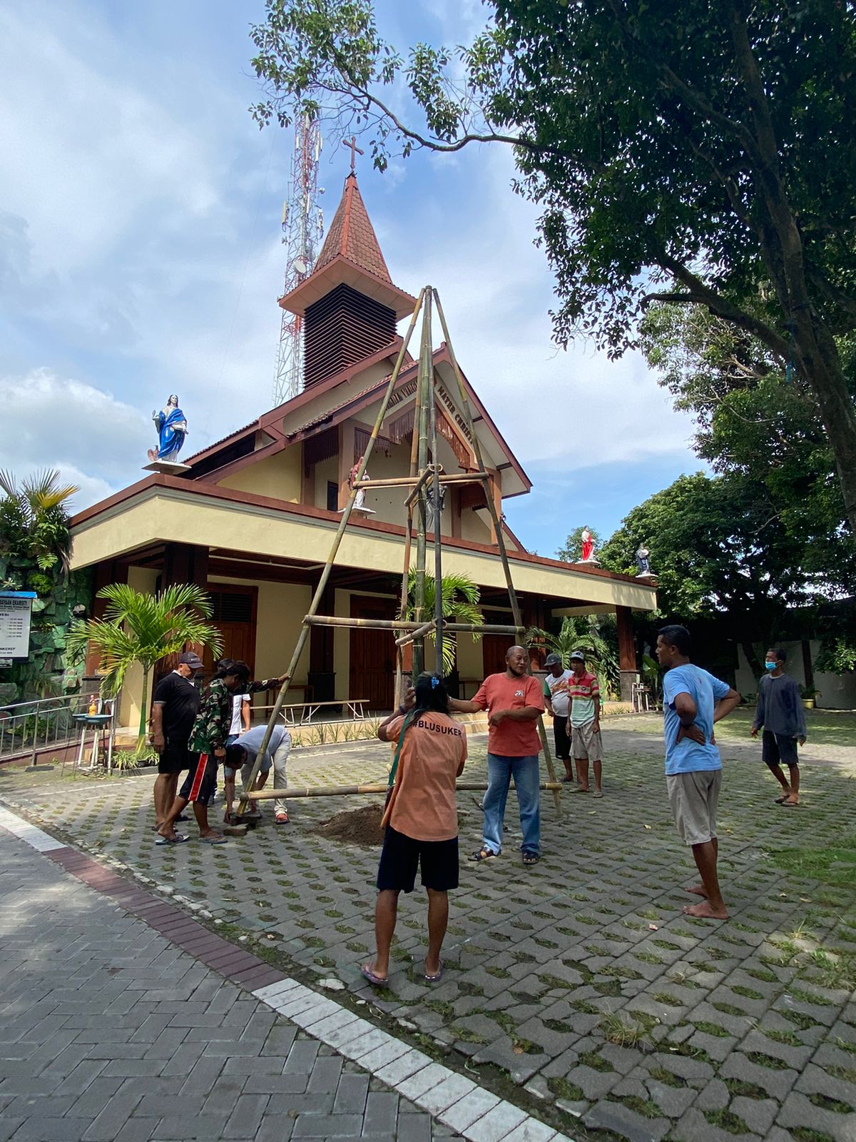 Umat Paroki Santa Maria Bunda Kristus Wedi,  Kabupaten Klaten, Jawa Tengah, melakukan persiapan Natal 