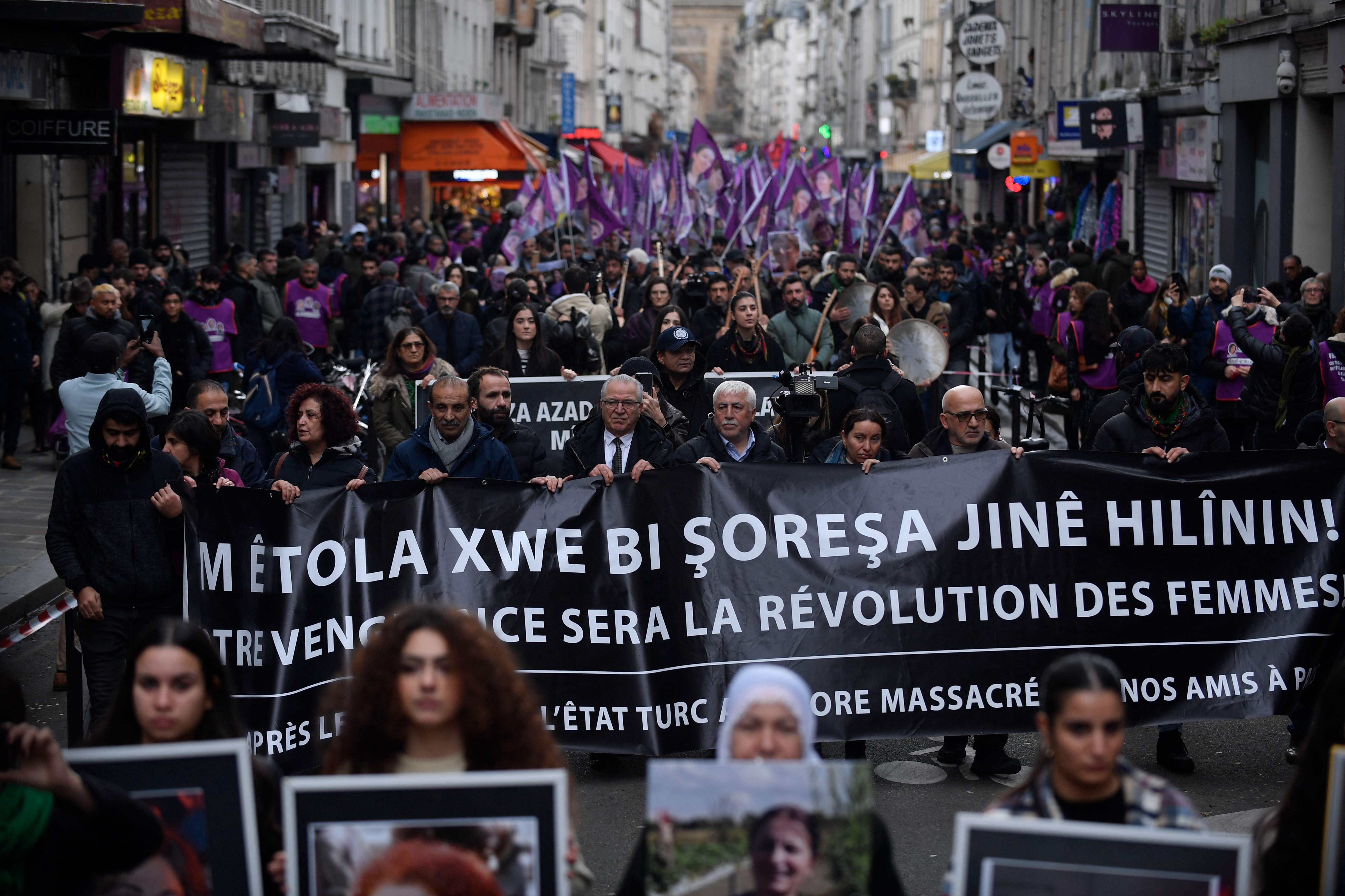 Pengunjuk rasa memberikan penghormatan kepada para korban penembakan Jalan Enghien di Paris pada 23 Desember 2022, dan pembunuhan 3 kurdi pa