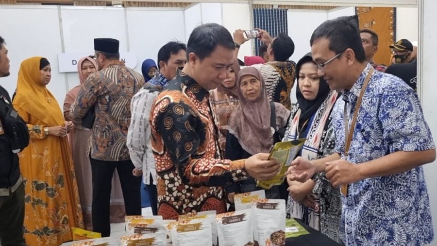 Peserta pameran Penguatan Ekosistem Ekonomi Haji di Asrama Haji Bekasi