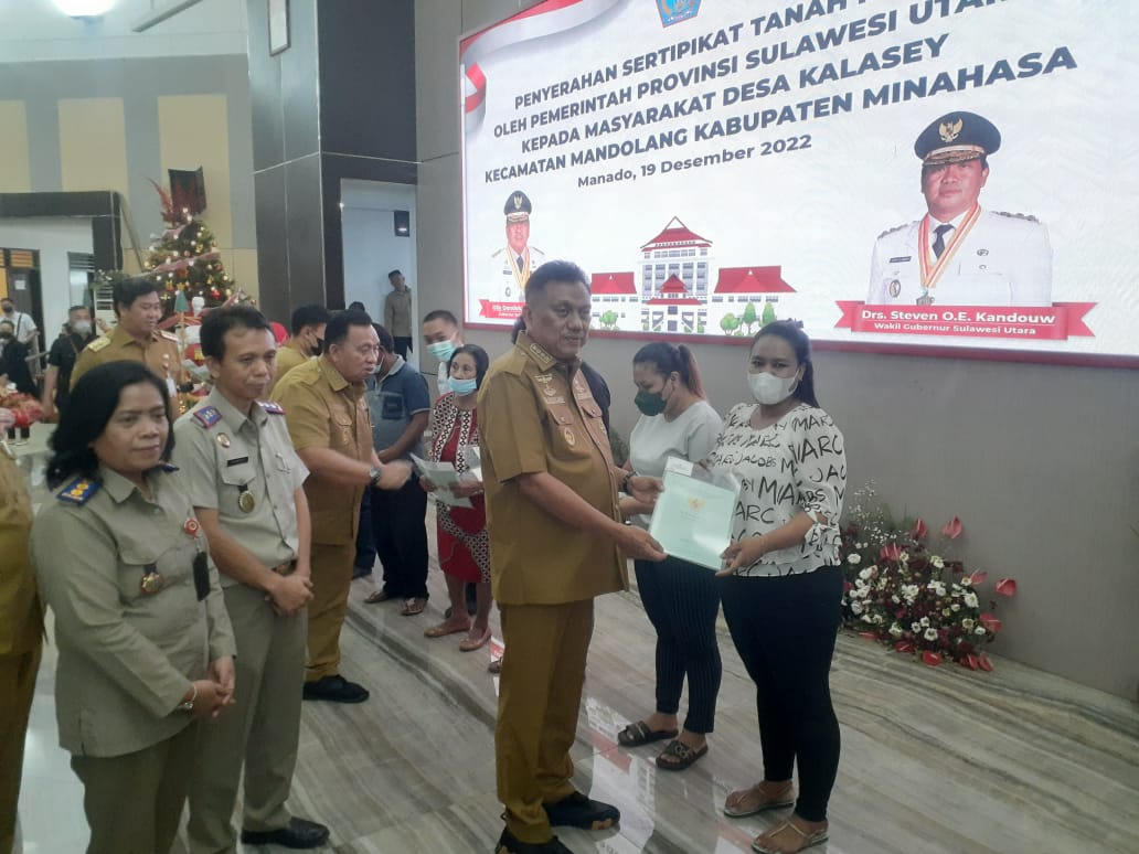 Gubernur Sulawesi Utara Olly Dondokambey menyerahkan sertifikat tanah kepada warga